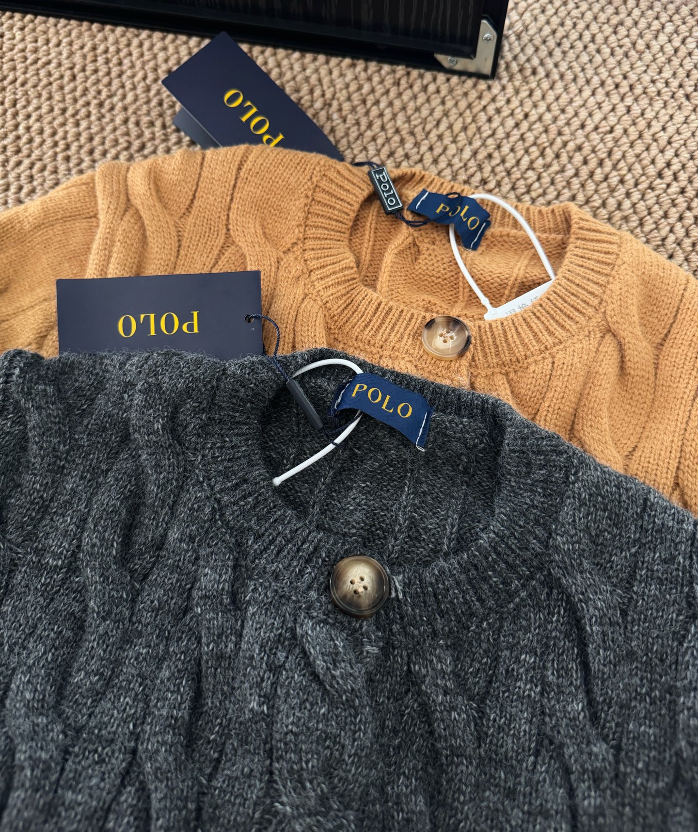 ▪️尺码：M.L▪️颜色：嫩粉/浅灰/深灰/白色/卡其/亮黄/墨绿/藏青/大红超强色卡，拉夫麻花开衫，衣