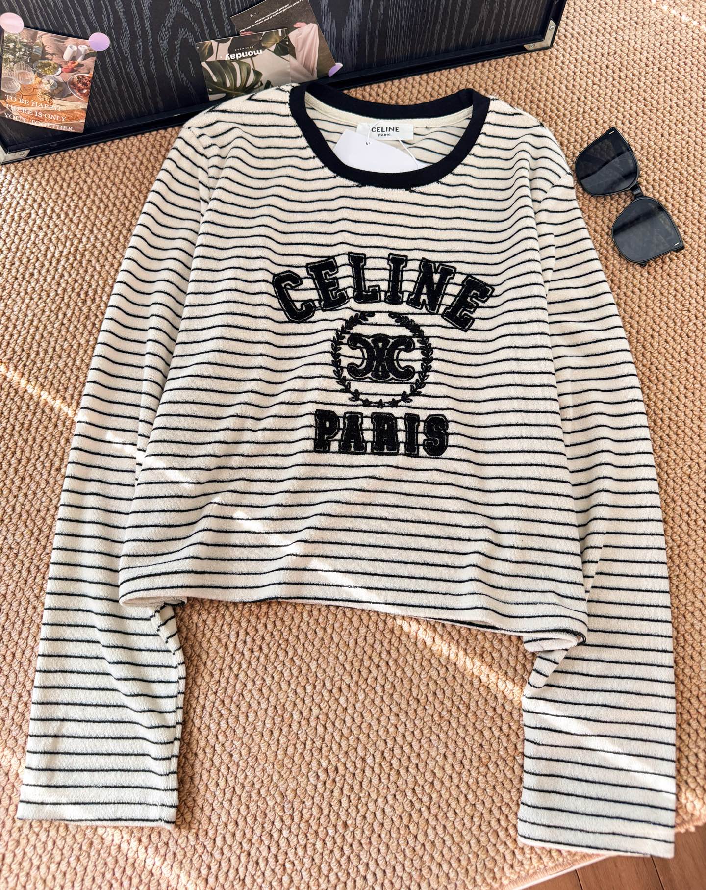 ▪️尺码：S.M.L▪️颜色：条纹基础的款式流露出散漫的慵懒感，韩国进口条纹拉绒棉搭配毛巾绣花工艺，简洁