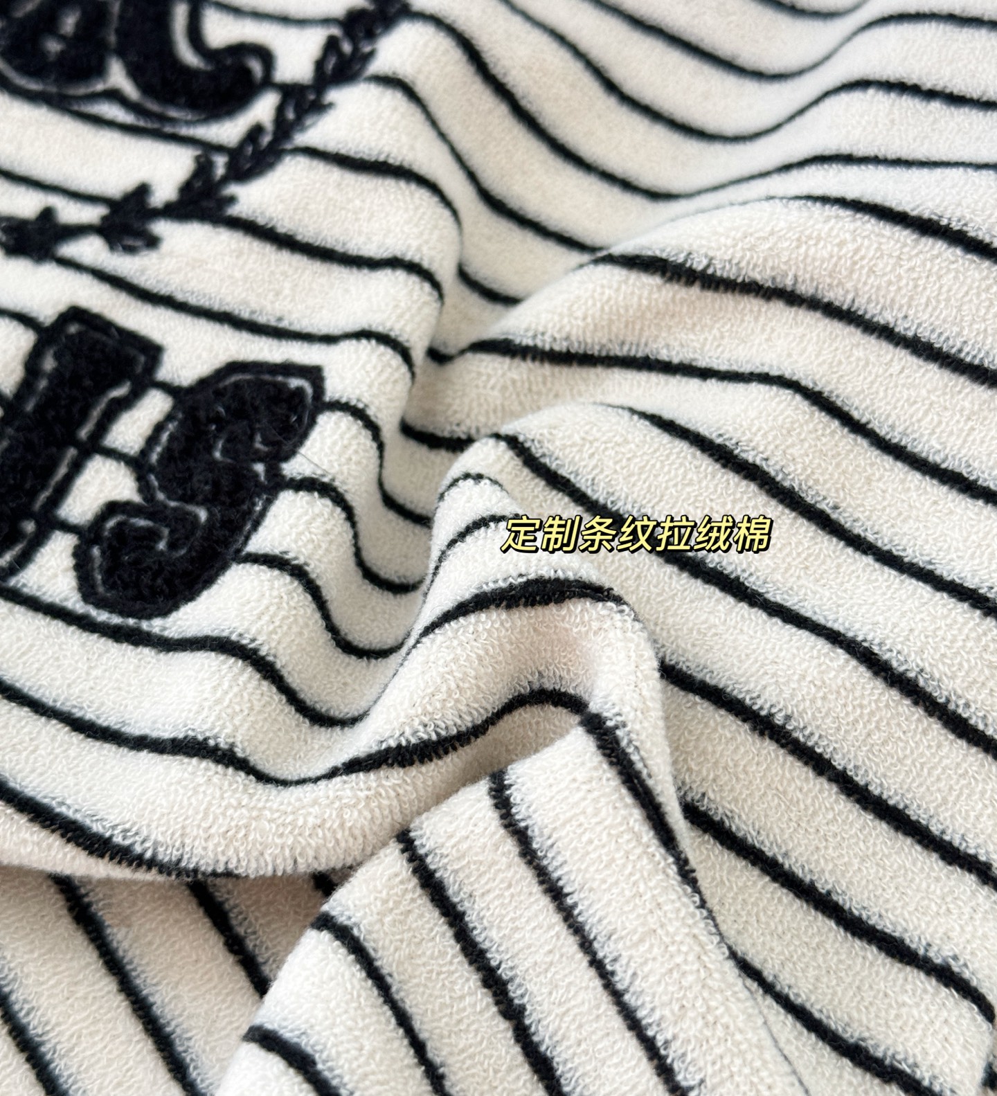 ▪️尺码：S.M.L▪️颜色：条纹基础的款式流露出散漫的慵懒感，韩国进口条纹拉绒棉搭配毛巾绣花工艺，简洁