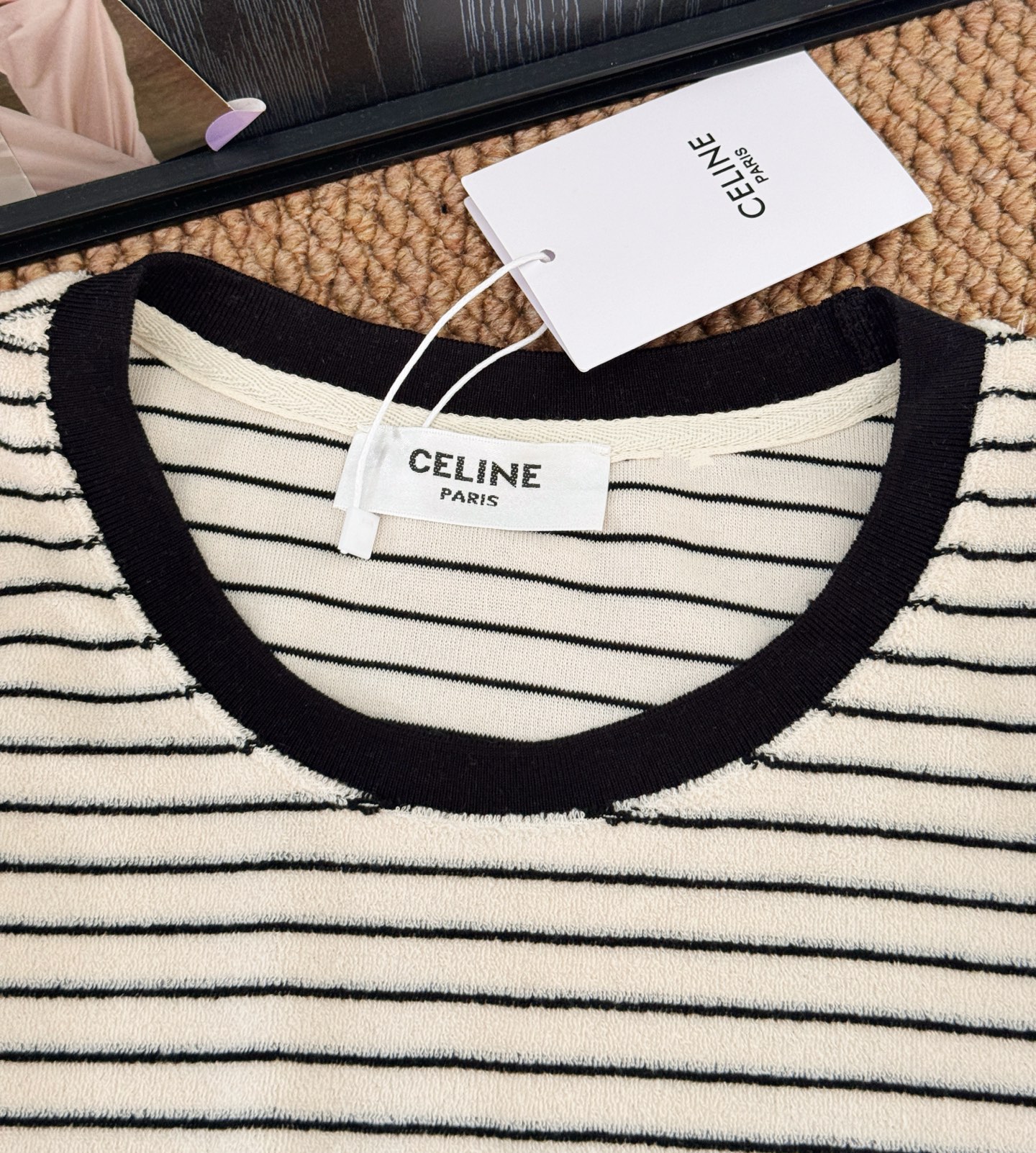 ▪️尺码：S.M.L▪️颜色：条纹基础的款式流露出散漫的慵懒感，韩国进口条纹拉绒棉搭配毛巾绣花工艺，简洁