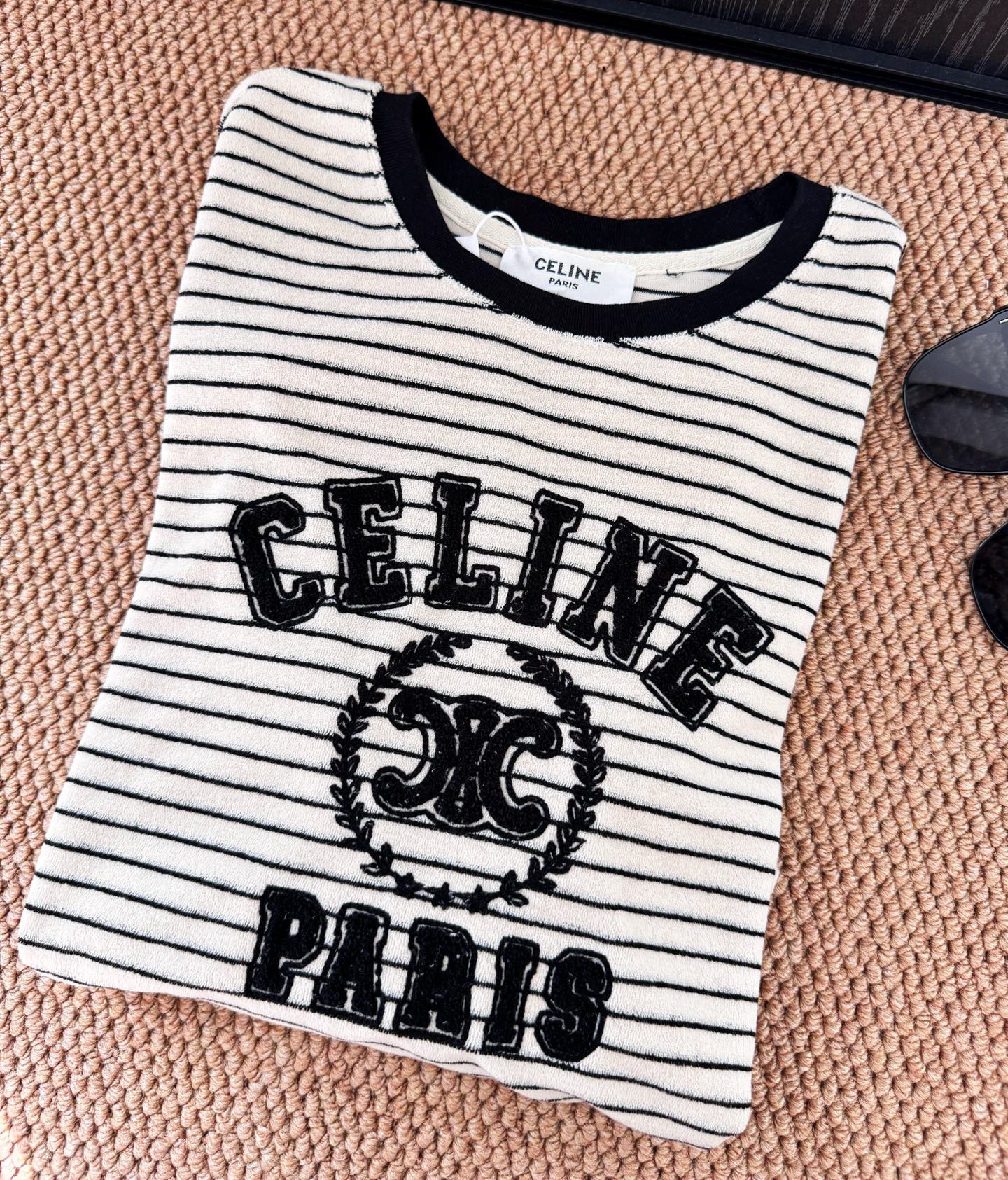 ▪️尺码：S.M.L▪️颜色：条纹基础的款式流露出散漫的慵懒感，韩国进口条纹拉绒棉搭配毛巾绣花工艺，简洁