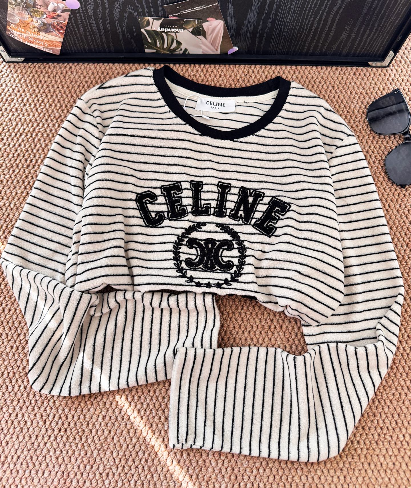 ▪️尺码：S.M.L▪️颜色：条纹基础的款式流露出散漫的慵懒感，韩国进口条纹拉绒棉搭配毛巾绣花工艺，简洁