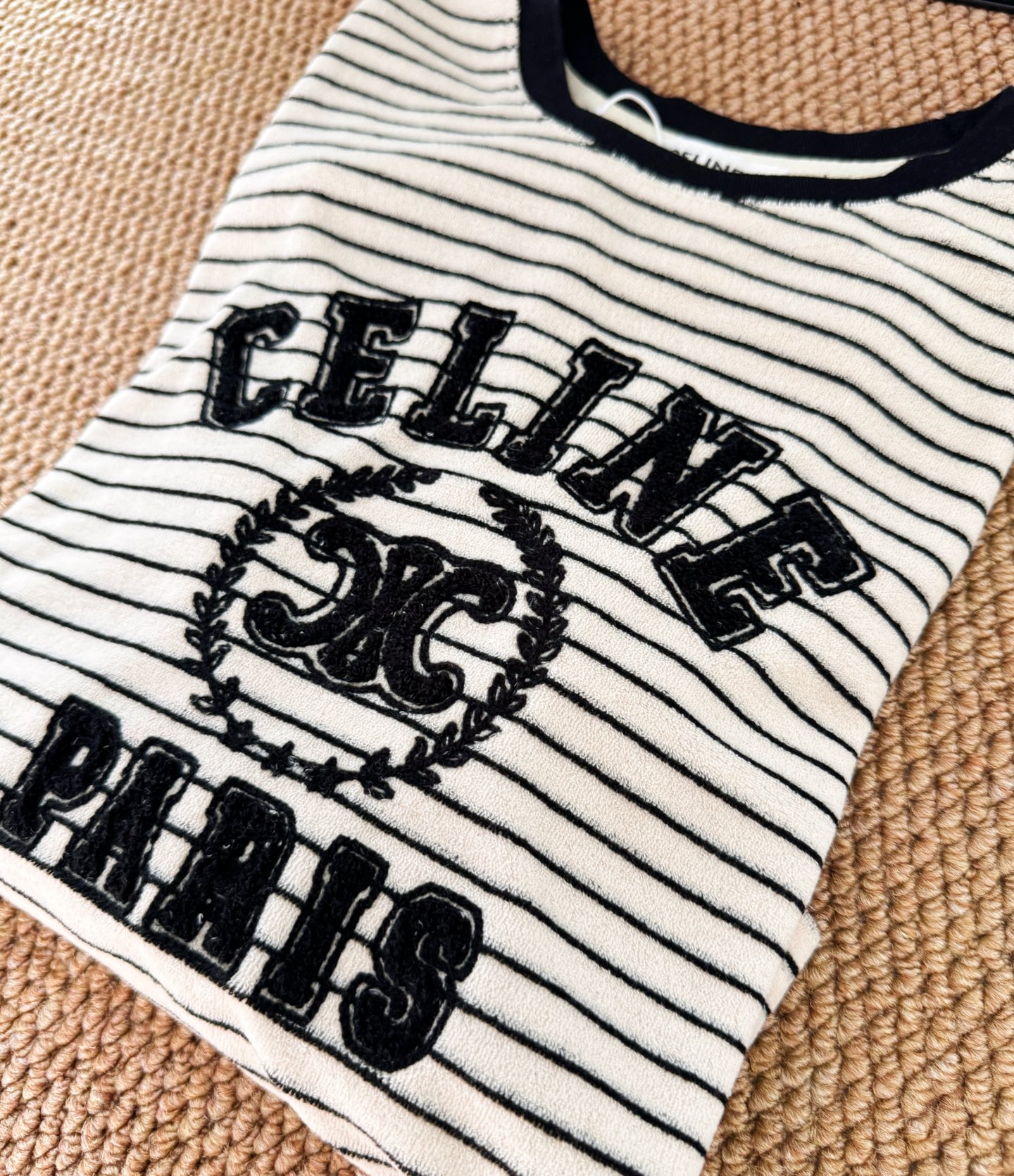 ▪️尺码：S.M.L▪️颜色：条纹基础的款式流露出散漫的慵懒感，韩国进口条纹拉绒棉搭配毛巾绣花工艺，简洁