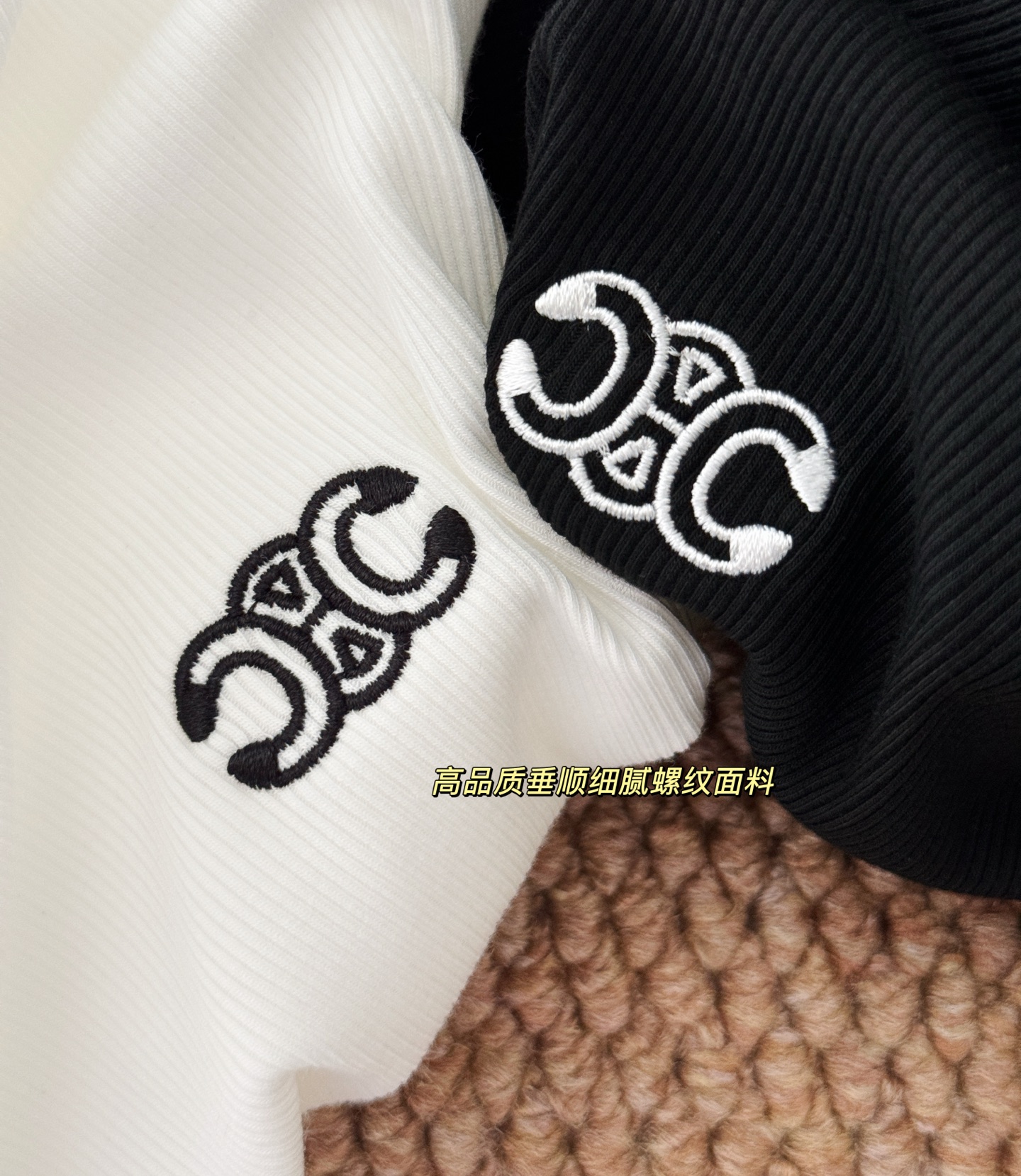 早秋新款扣子款凯旋门刺绣徽标长袖上衣，独家高版出品。领口和纽扣的小细节设计一下子提升了精致感，随便搭配短