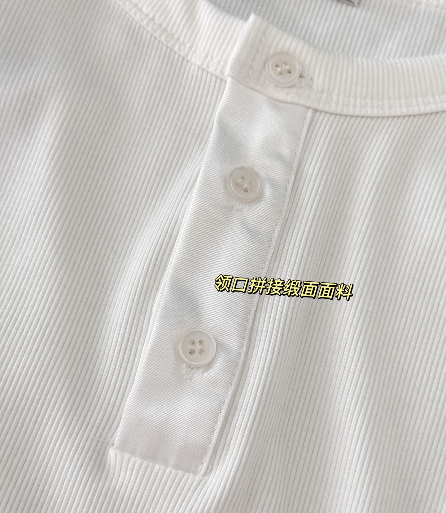 早秋新款扣子款凯旋门刺绣徽标长袖上衣，独家高版出品。领口和纽扣的小细节设计一下子提升了精致感，随便搭配短