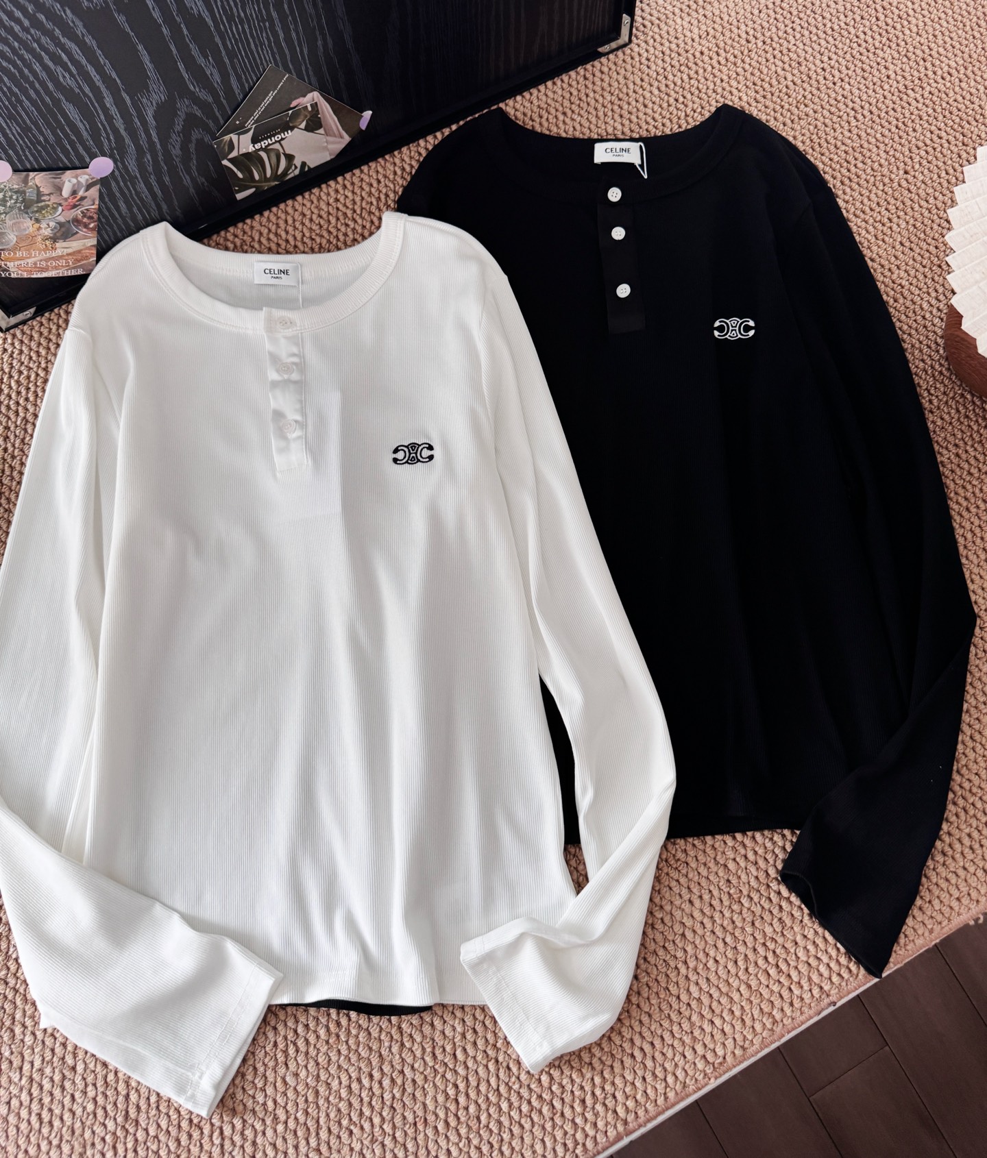 早秋新款扣子款凯旋门刺绣徽标长袖上衣，独家高版出品。领口和纽扣的小细节设计一下子提升了精致感，随便搭配短