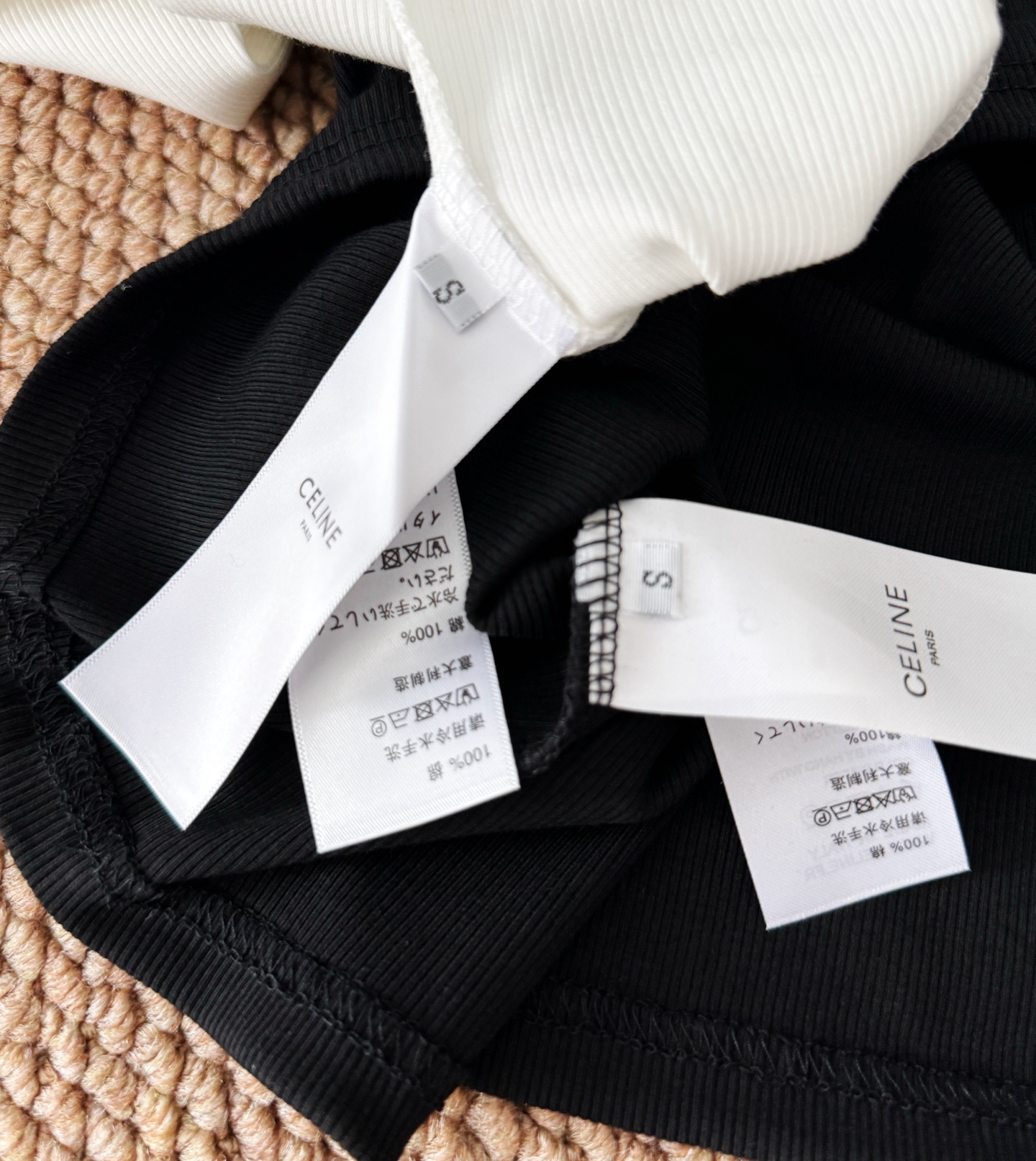 早秋新款扣子款凯旋门刺绣徽标长袖上衣，独家高版出品。领口和纽扣的小细节设计一下子提升了精致感，随便搭配短