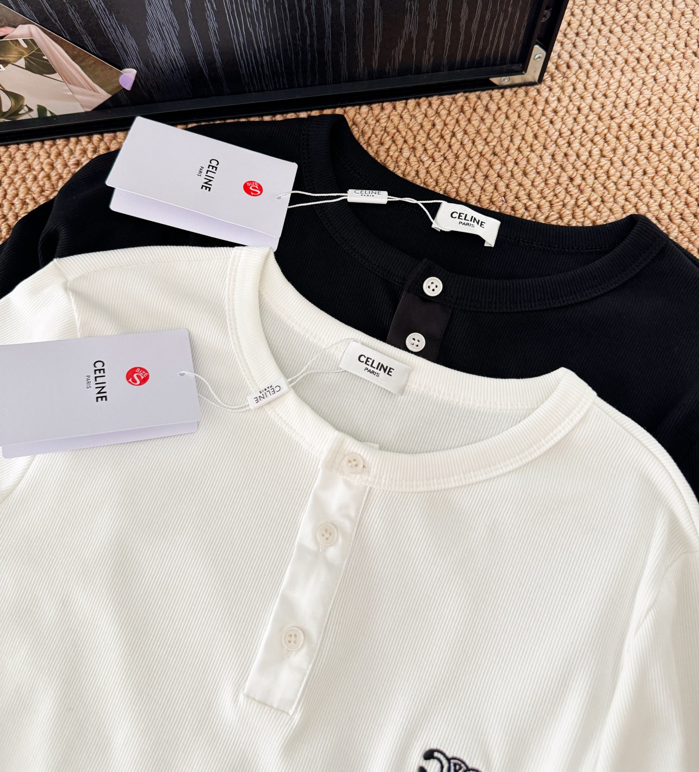 早秋新款扣子款凯旋门刺绣徽标长袖上衣，独家高版出品。领口和纽扣的小细节设计一下子提升了精致感，随便搭配短