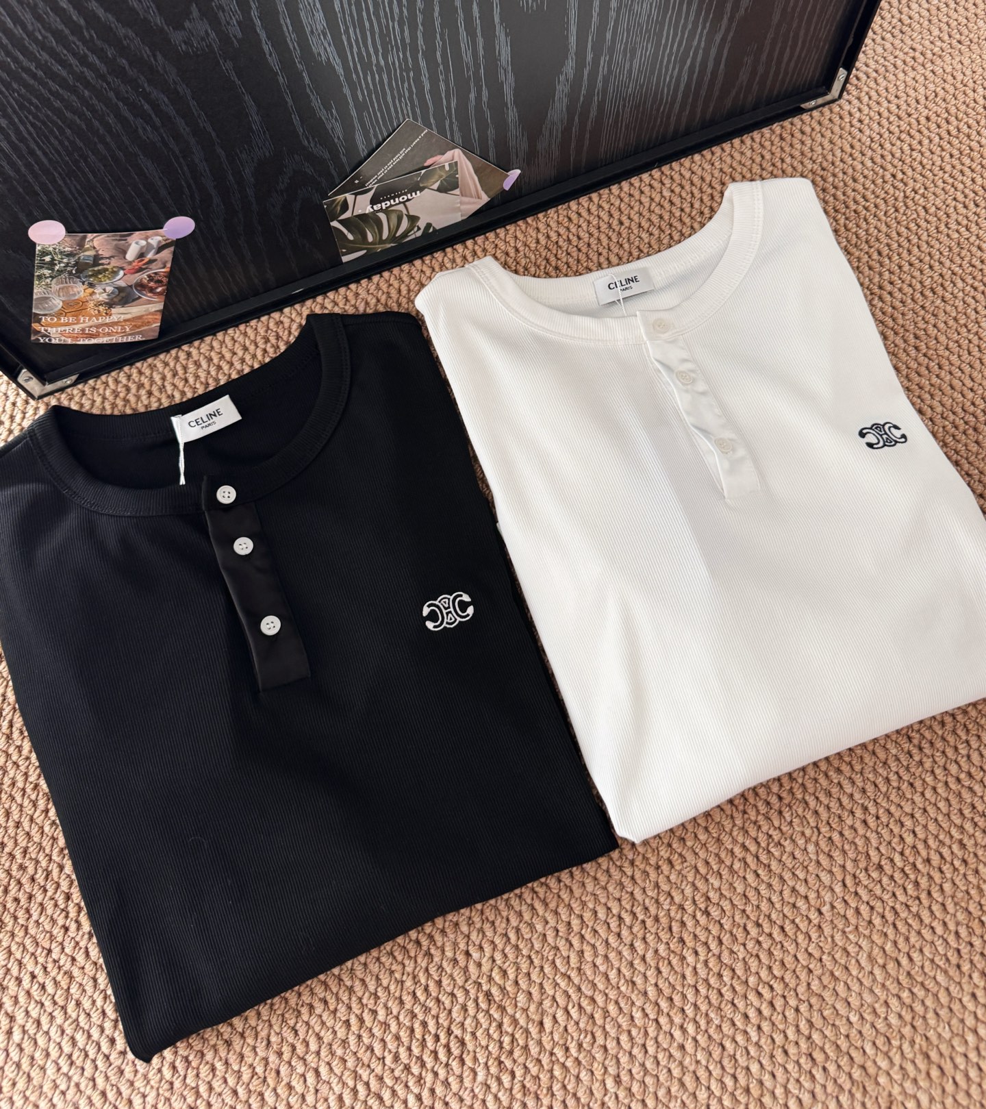 早秋新款扣子款凯旋门刺绣徽标长袖上衣，独家高版出品。领口和纽扣的小细节设计一下子提升了精致感，随便搭配短