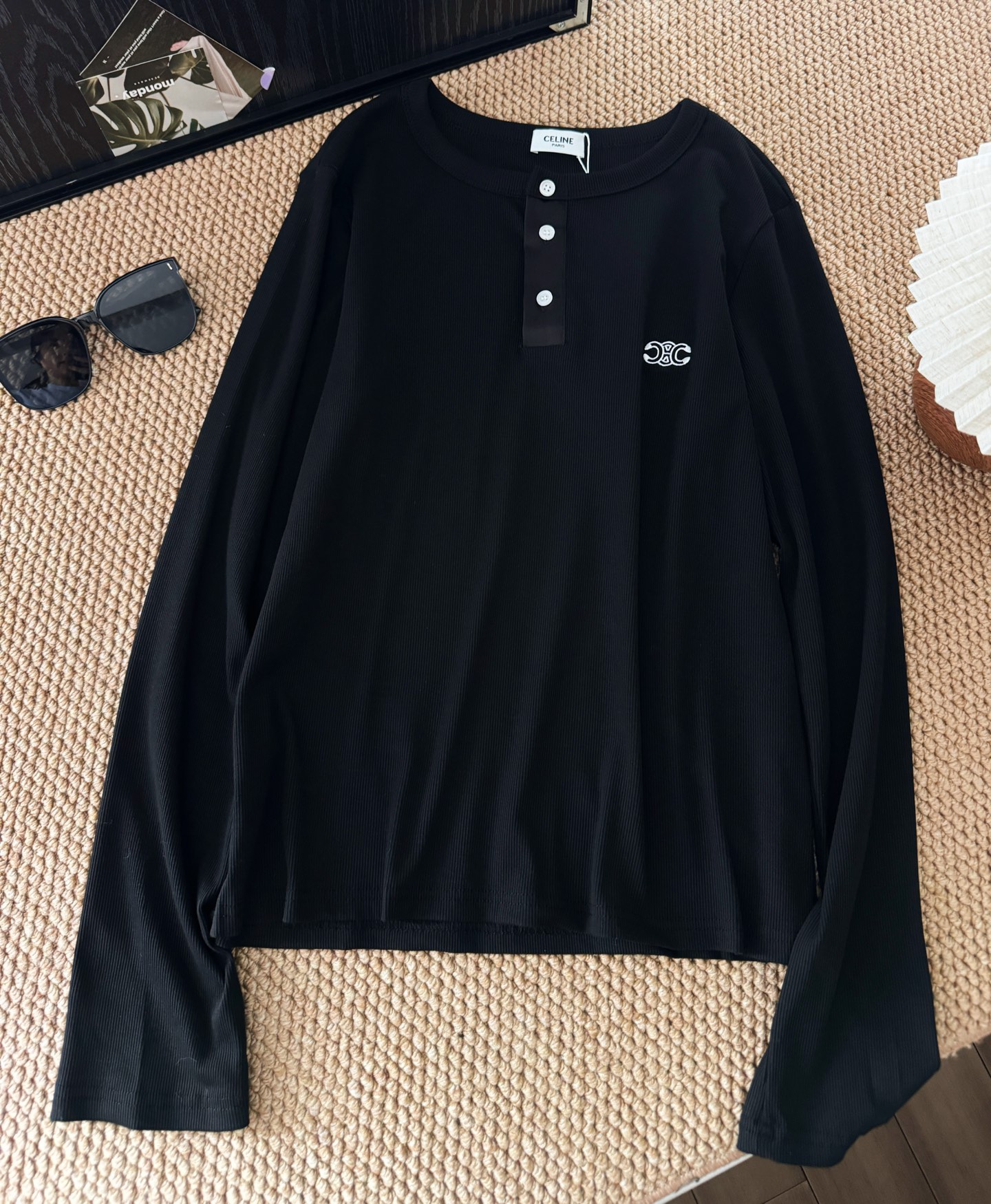 早秋新款扣子款凯旋门刺绣徽标长袖上衣，独家高版出品。领口和纽扣的小细节设计一下子提升了精致感，随便搭配短