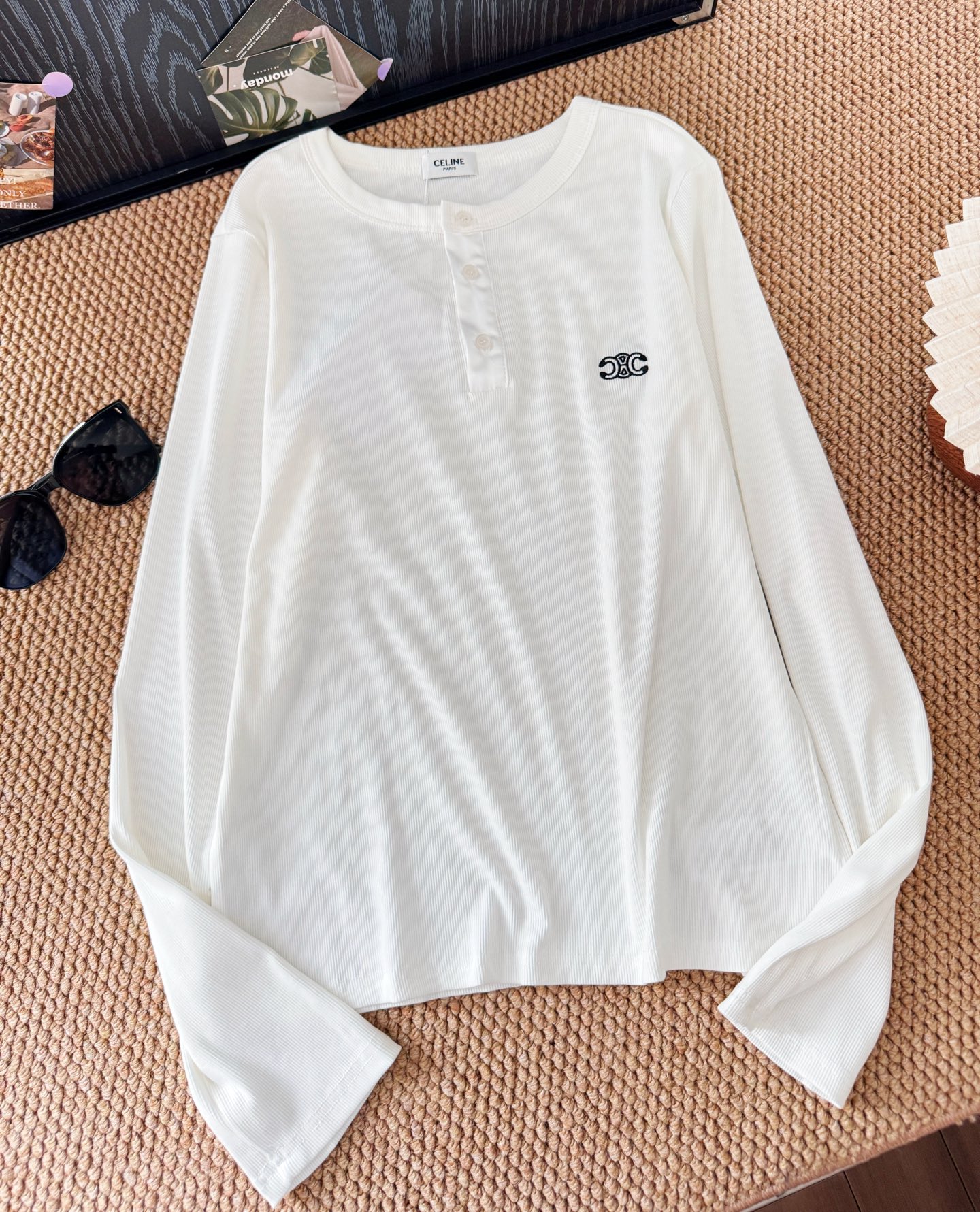 早秋新款扣子款凯旋门刺绣徽标长袖上衣，独家高版出品。领口和纽扣的小细节设计一下子提升了精致感，随便搭配短