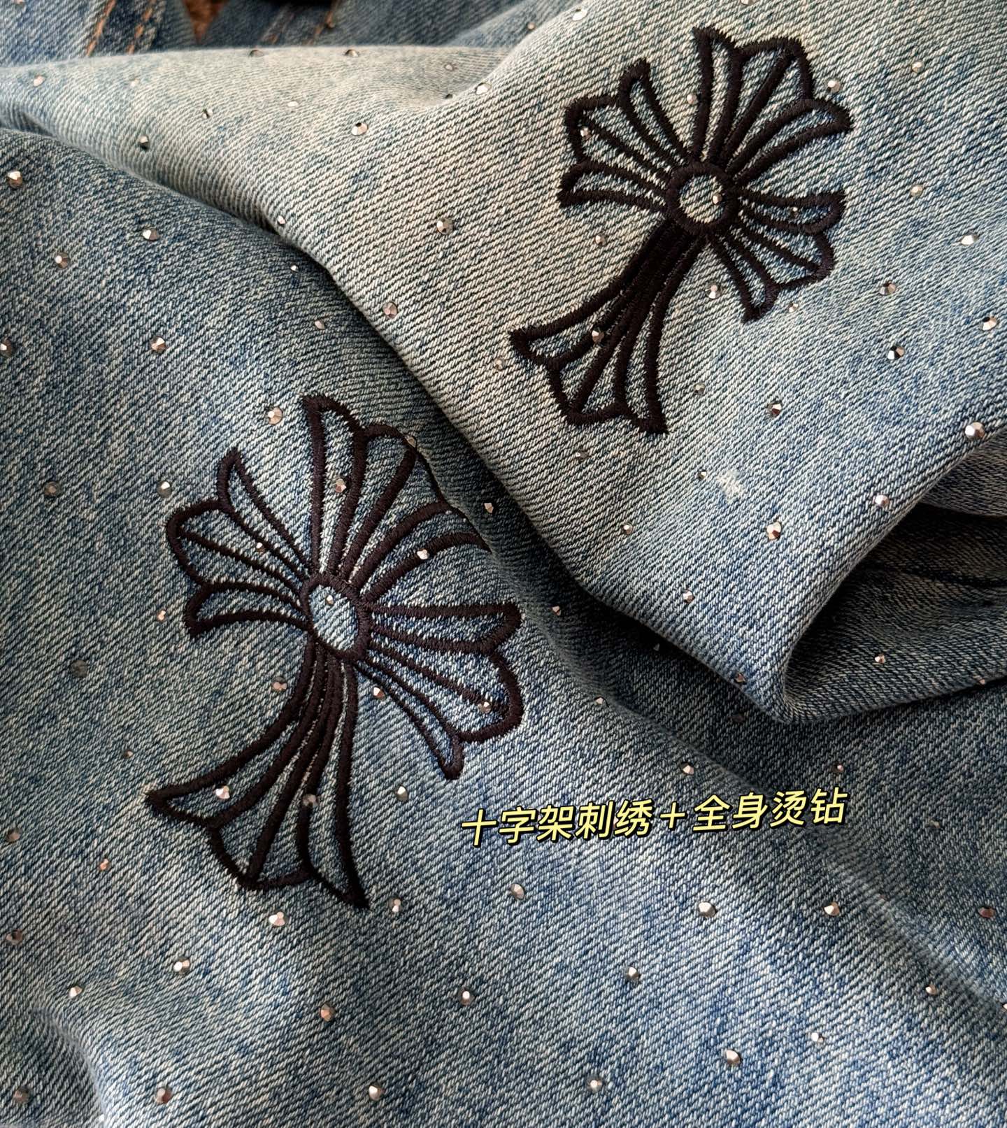 被问爆N遍的牛仔裤！这条牛仔裤简直是时尚感与设计感的完美融合，它的版型是阔腿设计，不仅能轻松打造出随性洒