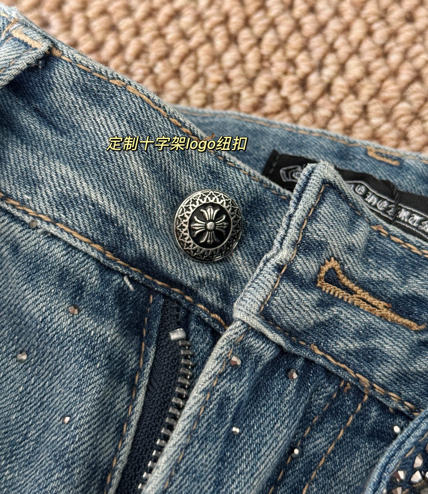 被问爆N遍的牛仔裤！这条牛仔裤简直是时尚感与设计感的完美融合，它的版型是阔腿设计，不仅能轻松打造出随性洒