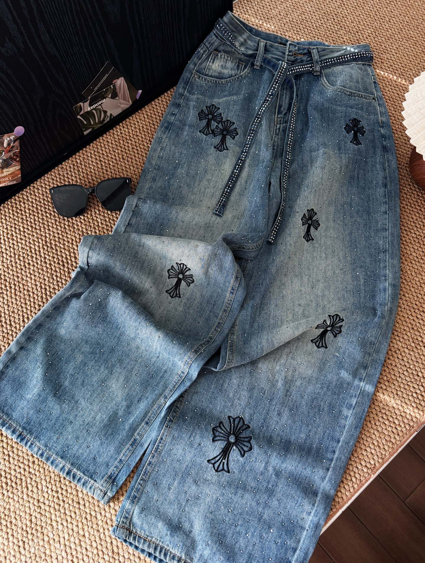 被问爆N遍的牛仔裤！这条牛仔裤简直是时尚感与设计感的完美融合，它的版型是阔腿设计，不仅能轻松打造出随性洒