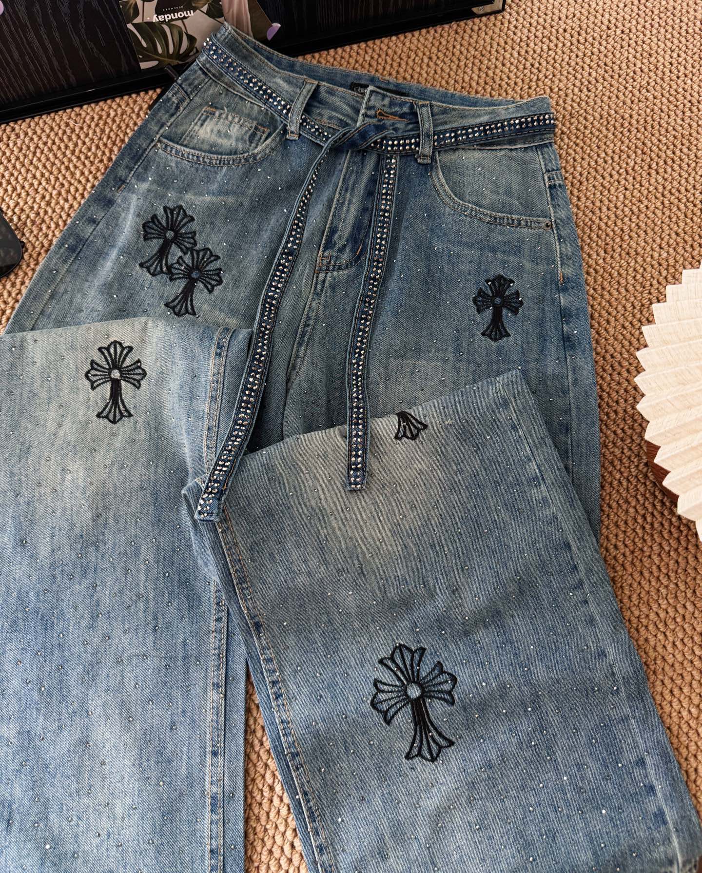 被问爆N遍的牛仔裤！这条牛仔裤简直是时尚感与设计感的完美融合，它的版型是阔腿设计，不仅能轻松打造出随性洒