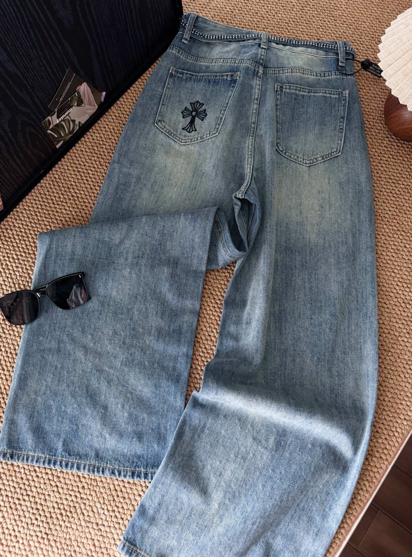 被问爆N遍的牛仔裤！这条牛仔裤简直是时尚感与设计感的完美融合，它的版型是阔腿设计，不仅能轻松打造出随性洒