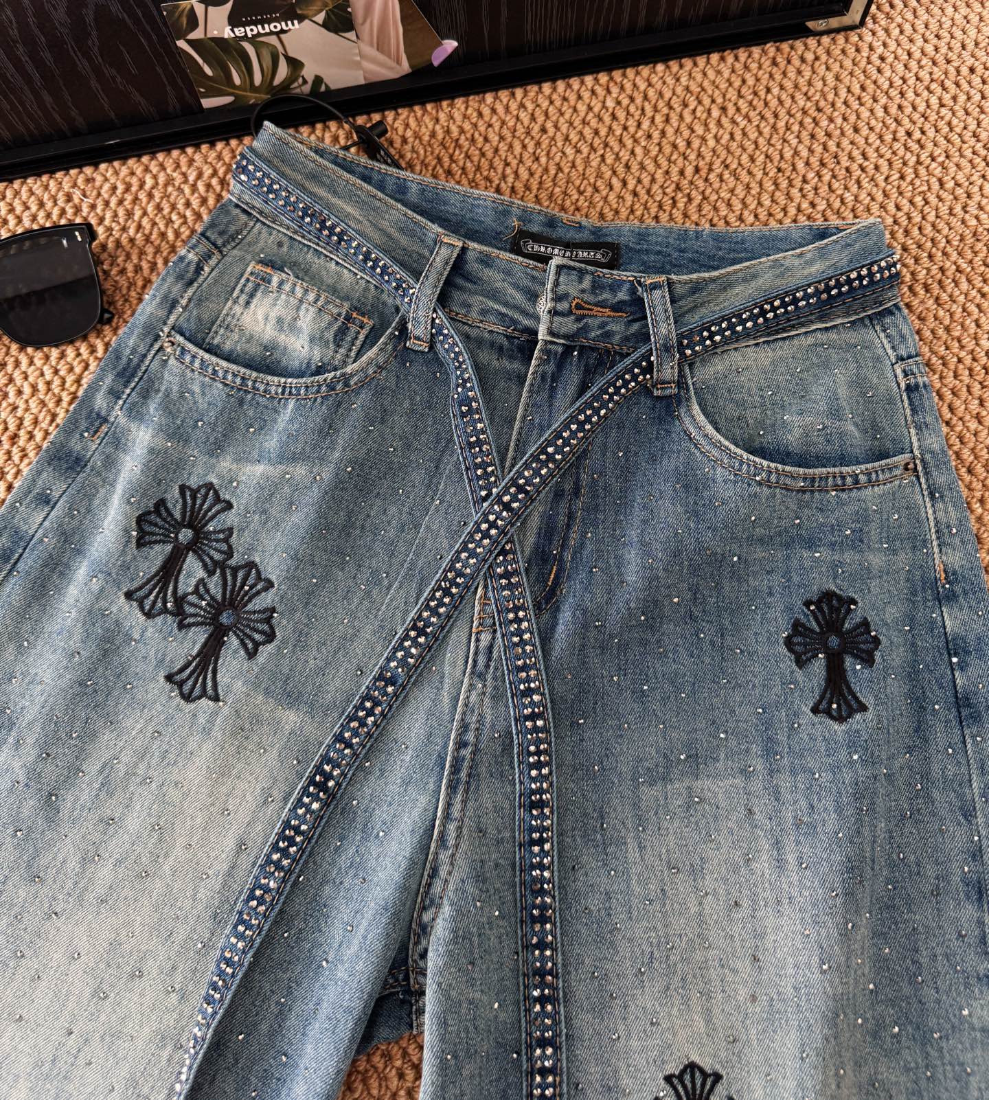 被问爆N遍的牛仔裤！这条牛仔裤简直是时尚感与设计感的完美融合，它的版型是阔腿设计，不仅能轻松打造出随性洒