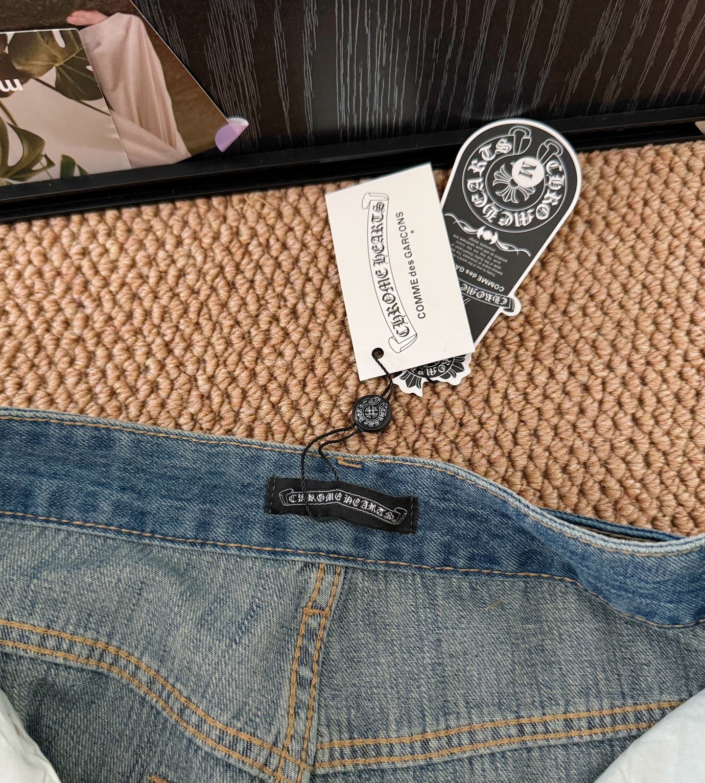 被问爆N遍的牛仔裤！这条牛仔裤简直是时尚感与设计感的完美融合，它的版型是阔腿设计，不仅能轻松打造出随性洒