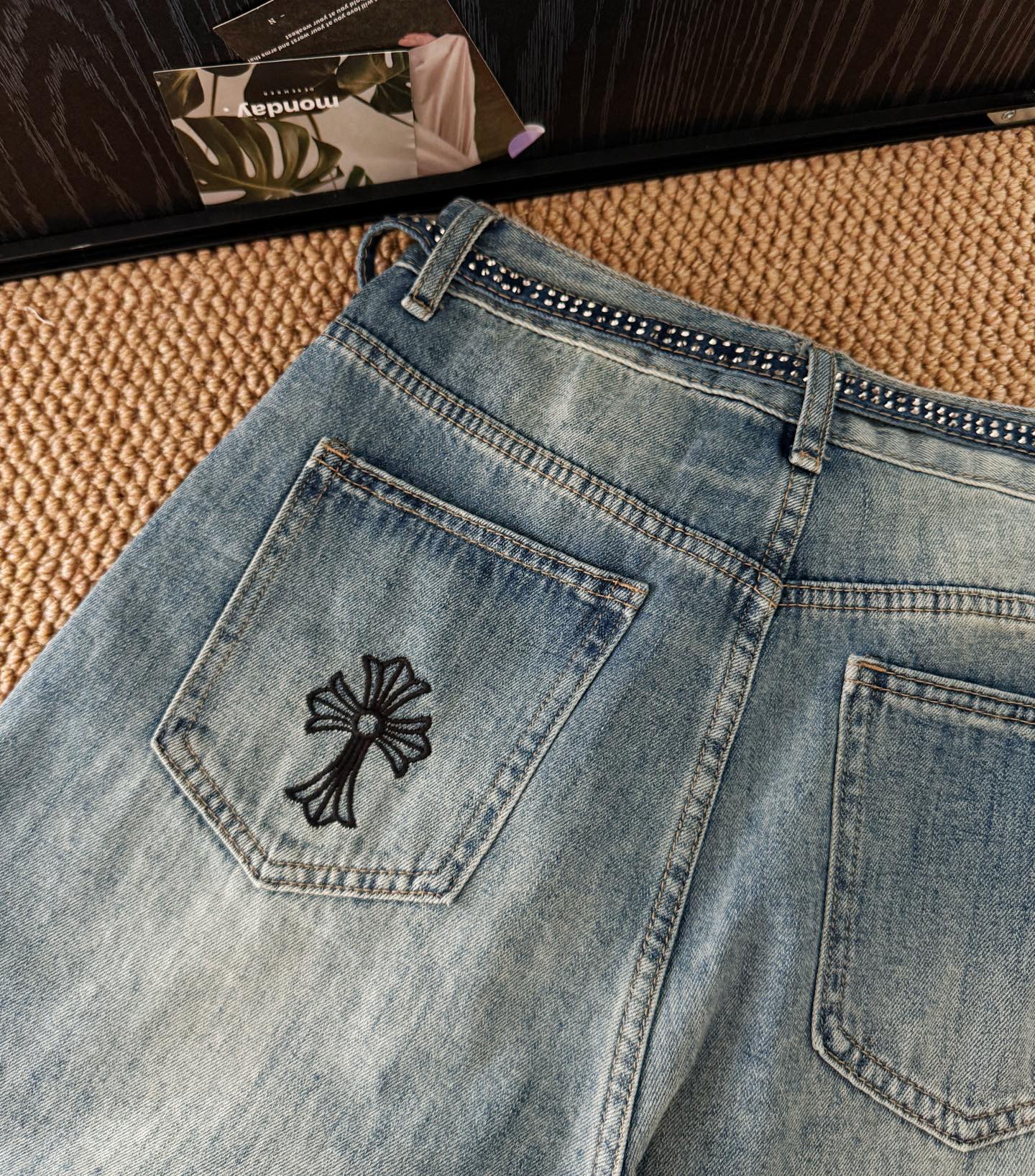 被问爆N遍的牛仔裤！这条牛仔裤简直是时尚感与设计感的完美融合，它的版型是阔腿设计，不仅能轻松打造出随性洒