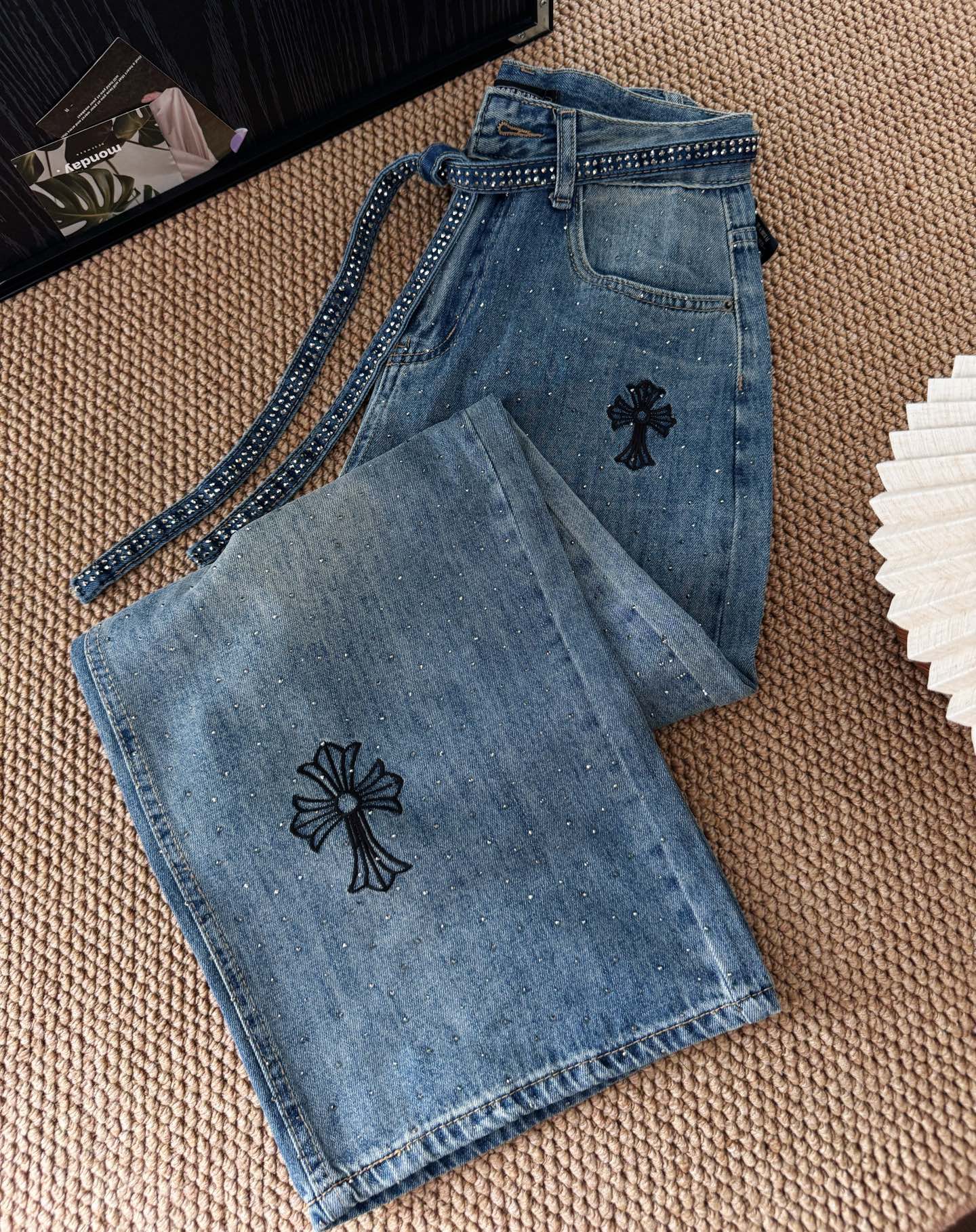 被问爆N遍的牛仔裤！这条牛仔裤简直是时尚感与设计感的完美融合，它的版型是阔腿设计，不仅能轻松打造出随性洒