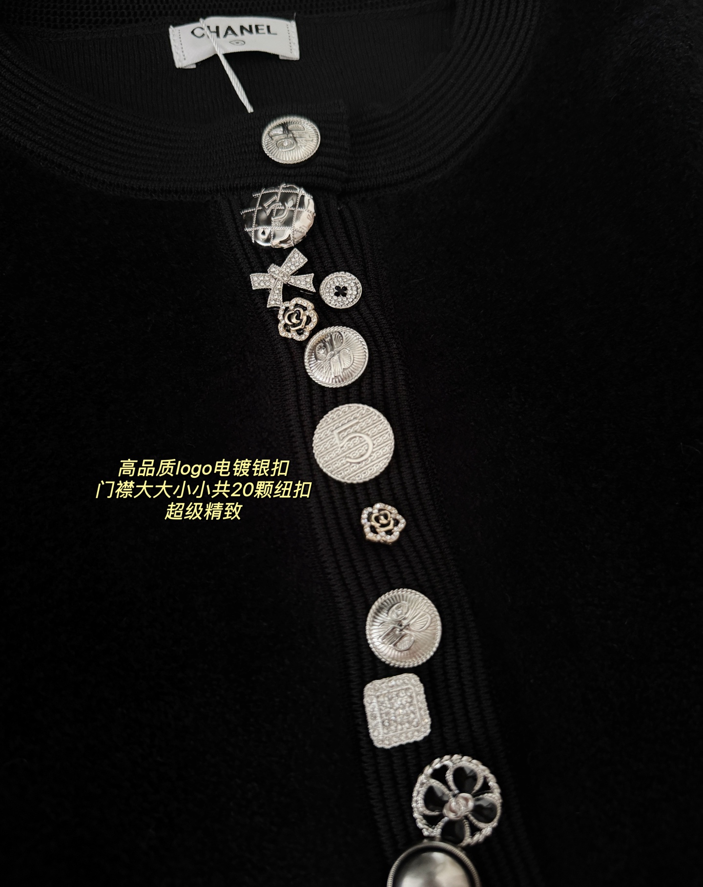 重工纽扣针织短款长袖开衫，优雅的直筒版型，胖瘦通吃，短款衣长穿起来显瘦高挑，上身不挑人完全不压个子！时髦