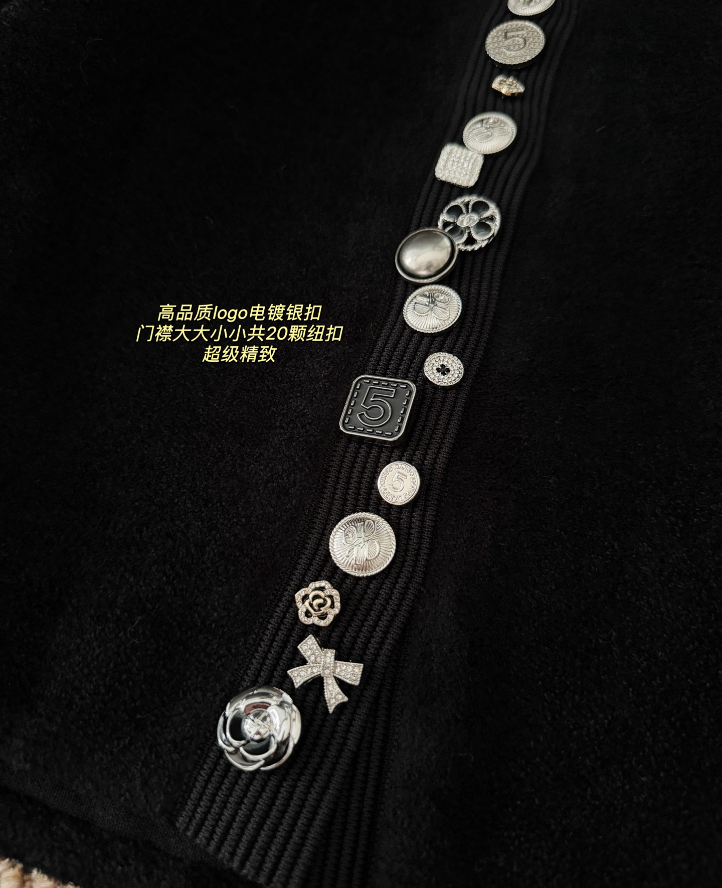 重工纽扣针织短款长袖开衫，优雅的直筒版型，胖瘦通吃，短款衣长穿起来显瘦高挑，上身不挑人完全不压个子！时髦