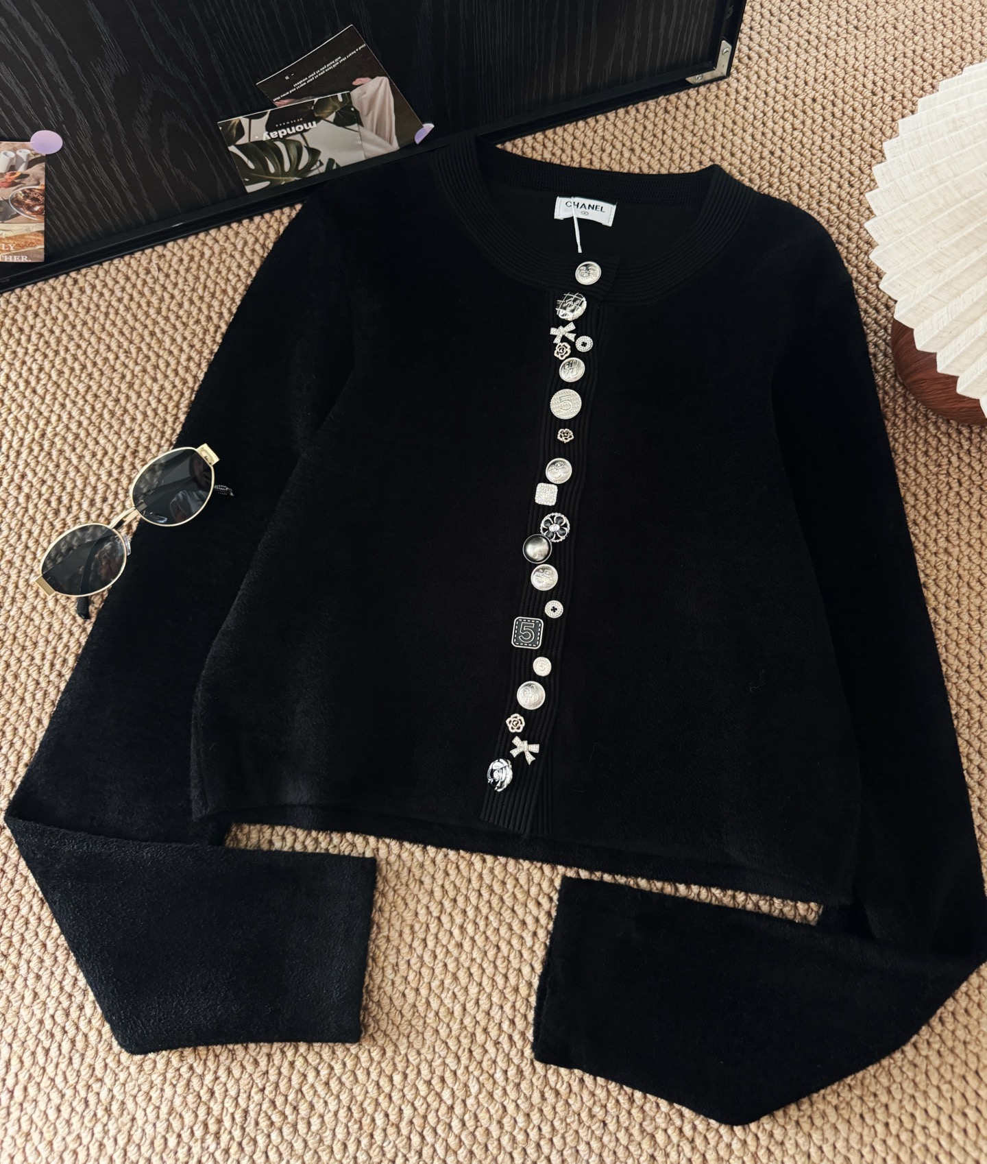 重工纽扣针织短款长袖开衫，优雅的直筒版型，胖瘦通吃，短款衣长穿起来显瘦高挑，上身不挑人完全不压个子！时髦