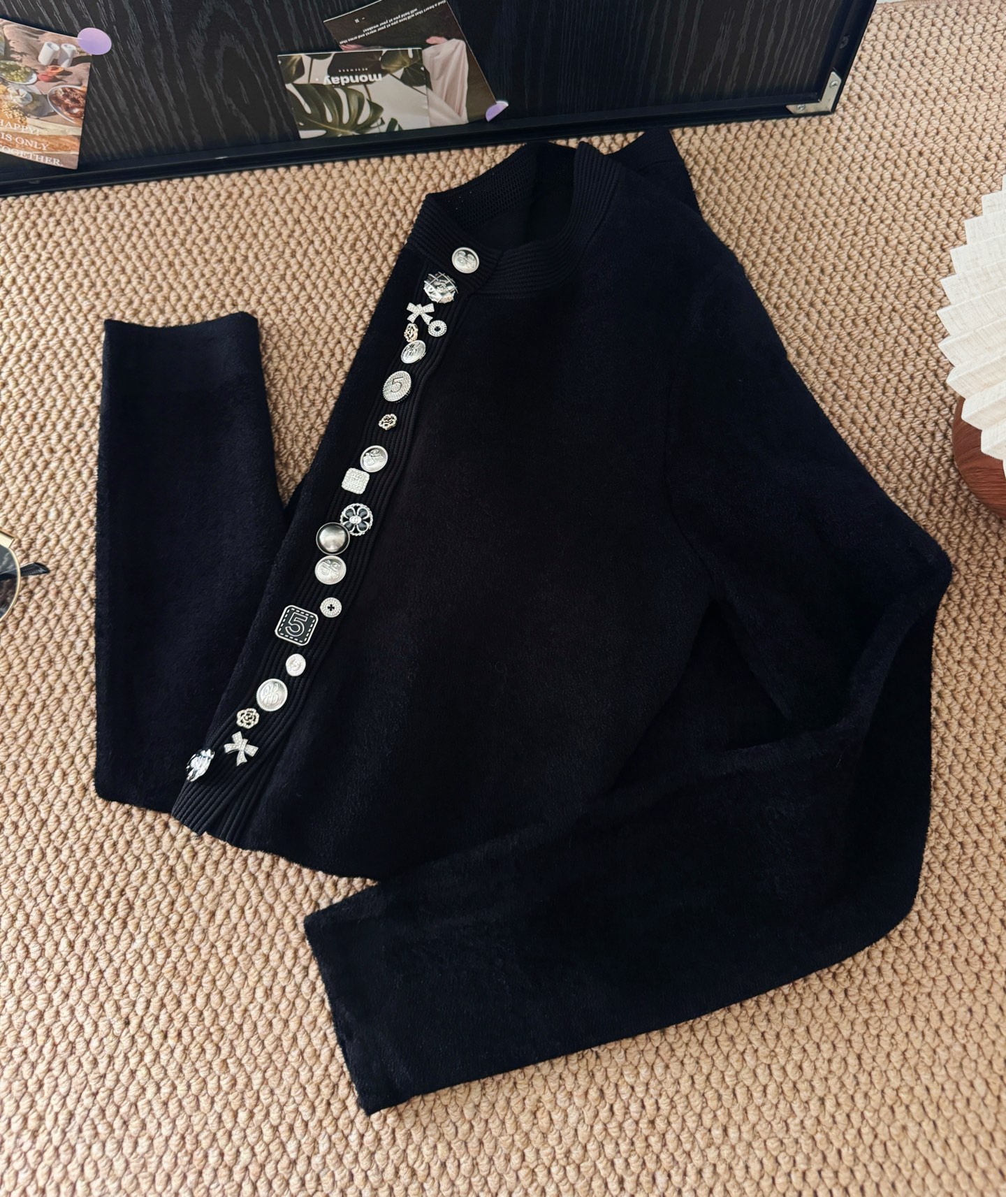 重工纽扣针织短款长袖开衫，优雅的直筒版型，胖瘦通吃，短款衣长穿起来显瘦高挑，上身不挑人完全不压个子！时髦