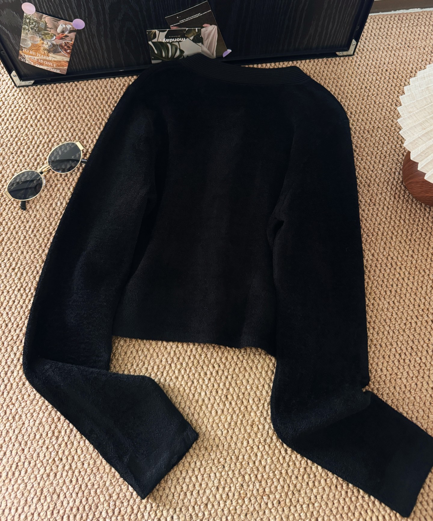 重工纽扣针织短款长袖开衫，优雅的直筒版型，胖瘦通吃，短款衣长穿起来显瘦高挑，上身不挑人完全不压个子！时髦