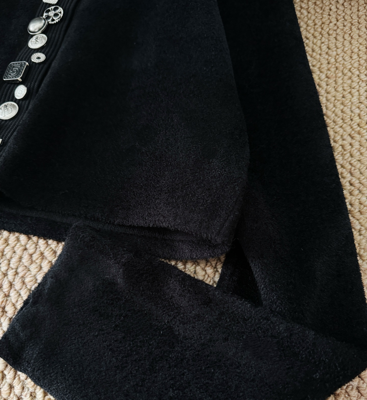 重工纽扣针织短款长袖开衫，优雅的直筒版型，胖瘦通吃，短款衣长穿起来显瘦高挑，上身不挑人完全不压个子！时髦