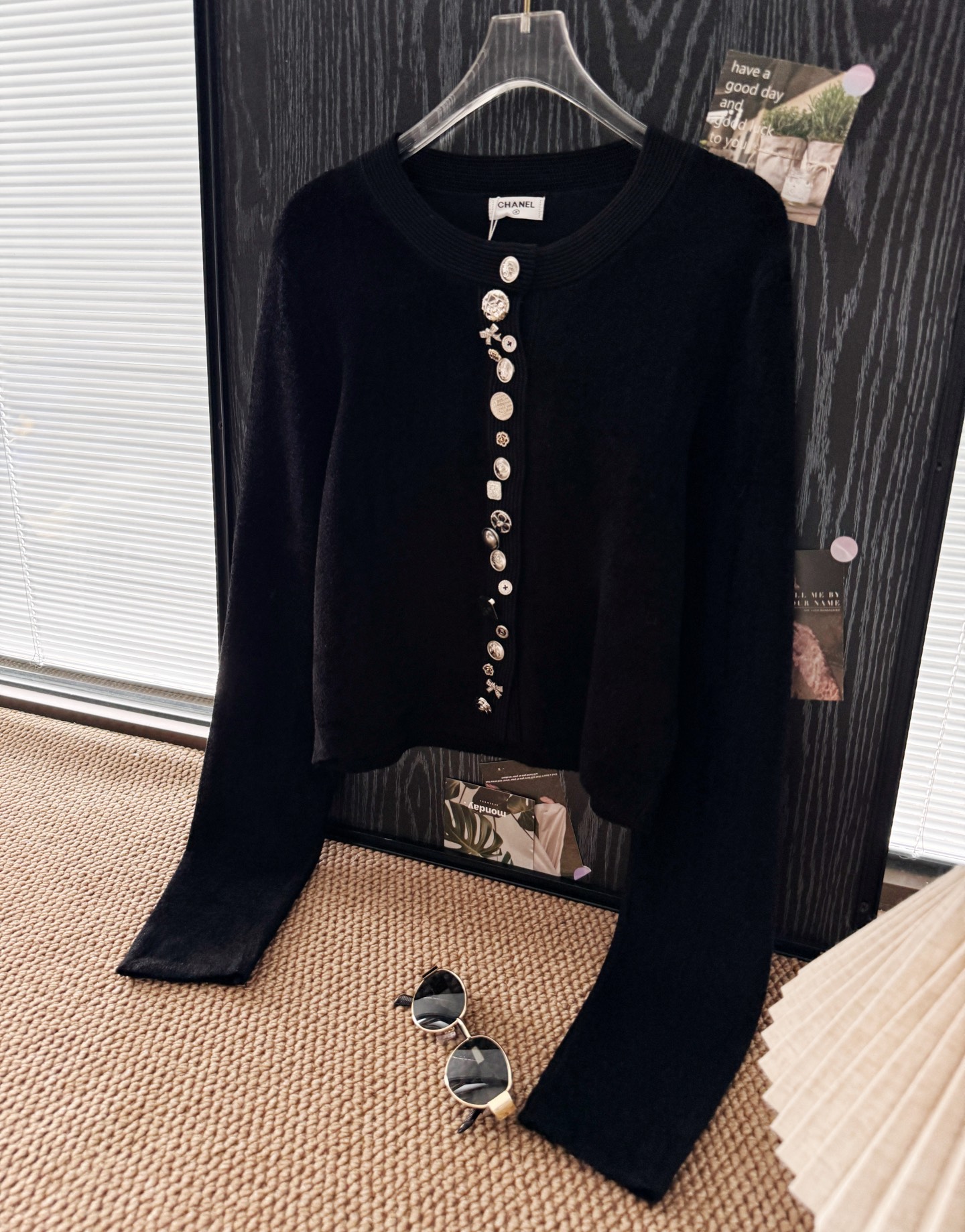 重工纽扣针织短款长袖开衫，优雅的直筒版型，胖瘦通吃，短款衣长穿起来显瘦高挑，上身不挑人完全不压个子！时髦