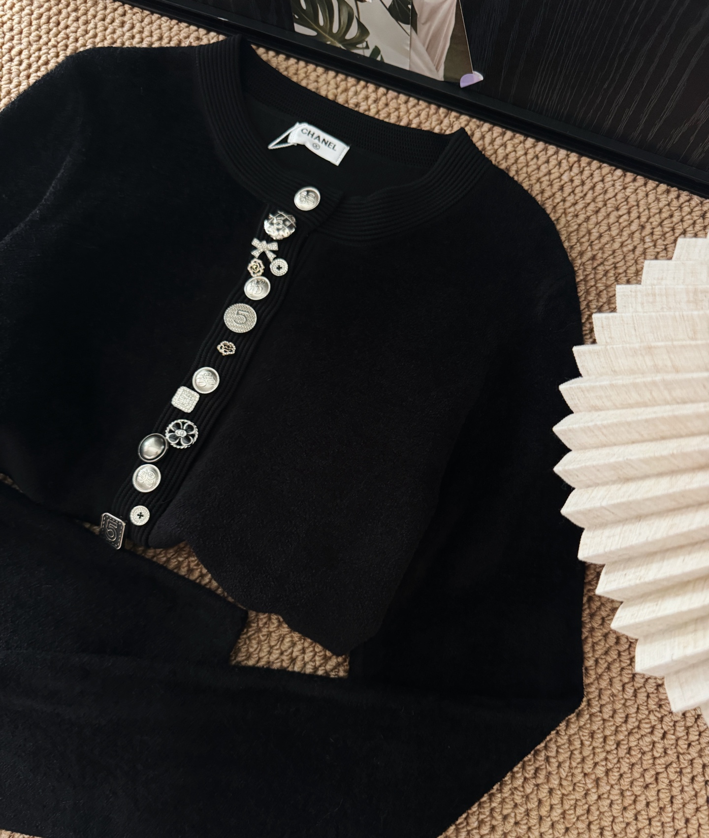 重工纽扣针织短款长袖开衫，优雅的直筒版型，胖瘦通吃，短款衣长穿起来显瘦高挑，上身不挑人完全不压个子！时髦