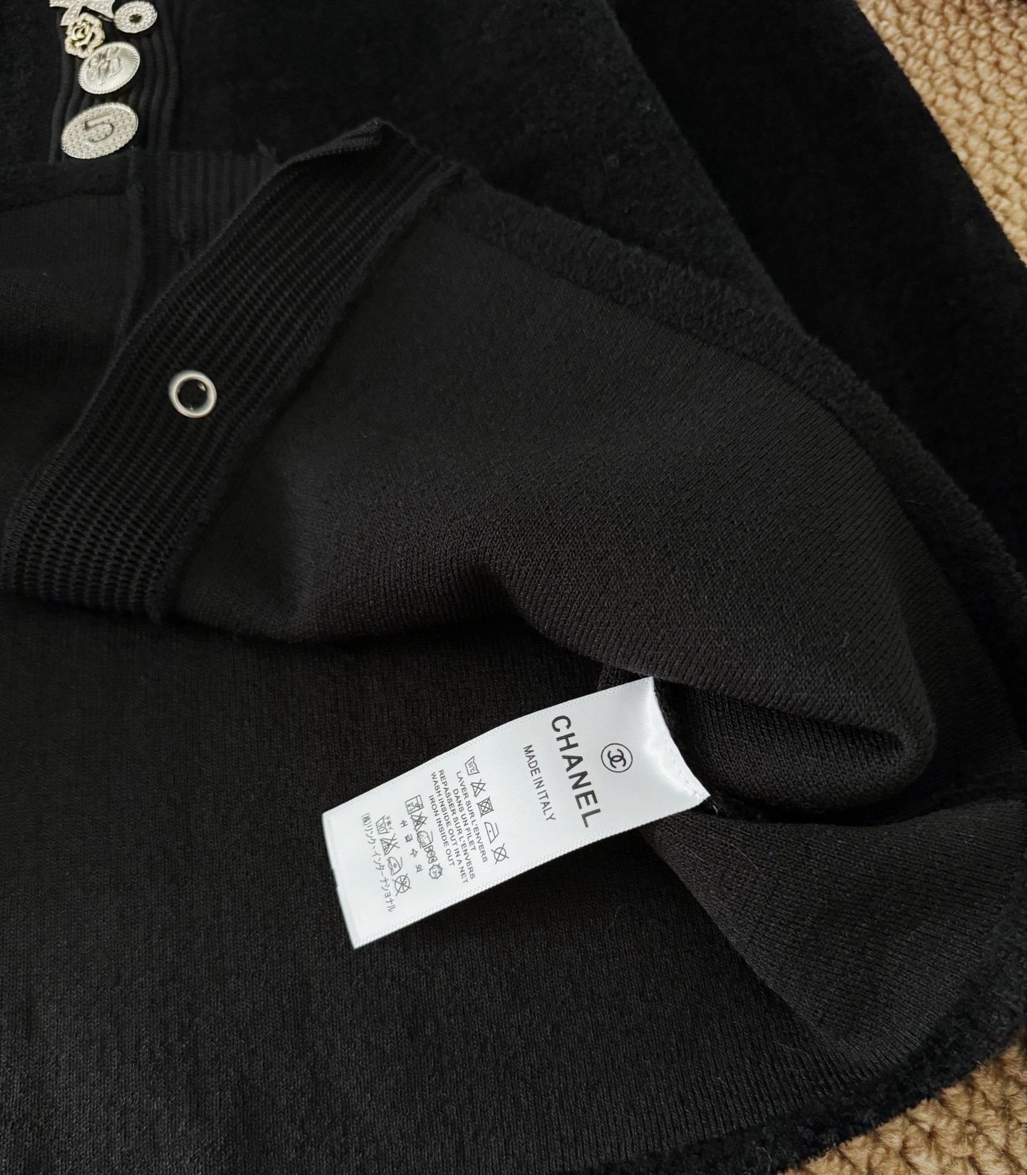 重工纽扣针织短款长袖开衫，优雅的直筒版型，胖瘦通吃，短款衣长穿起来显瘦高挑，上身不挑人完全不压个子！时髦