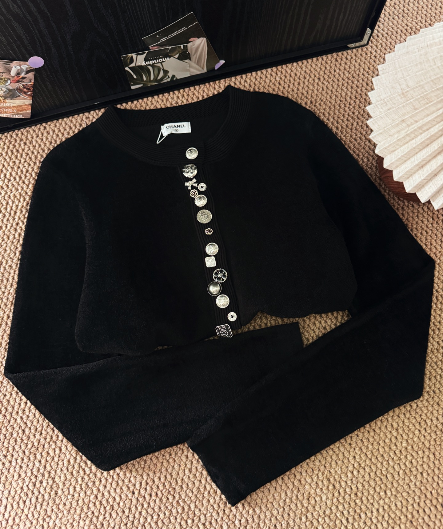 重工纽扣针织短款长袖开衫，优雅的直筒版型，胖瘦通吃，短款衣长穿起来显瘦高挑，上身不挑人完全不压个子！时髦