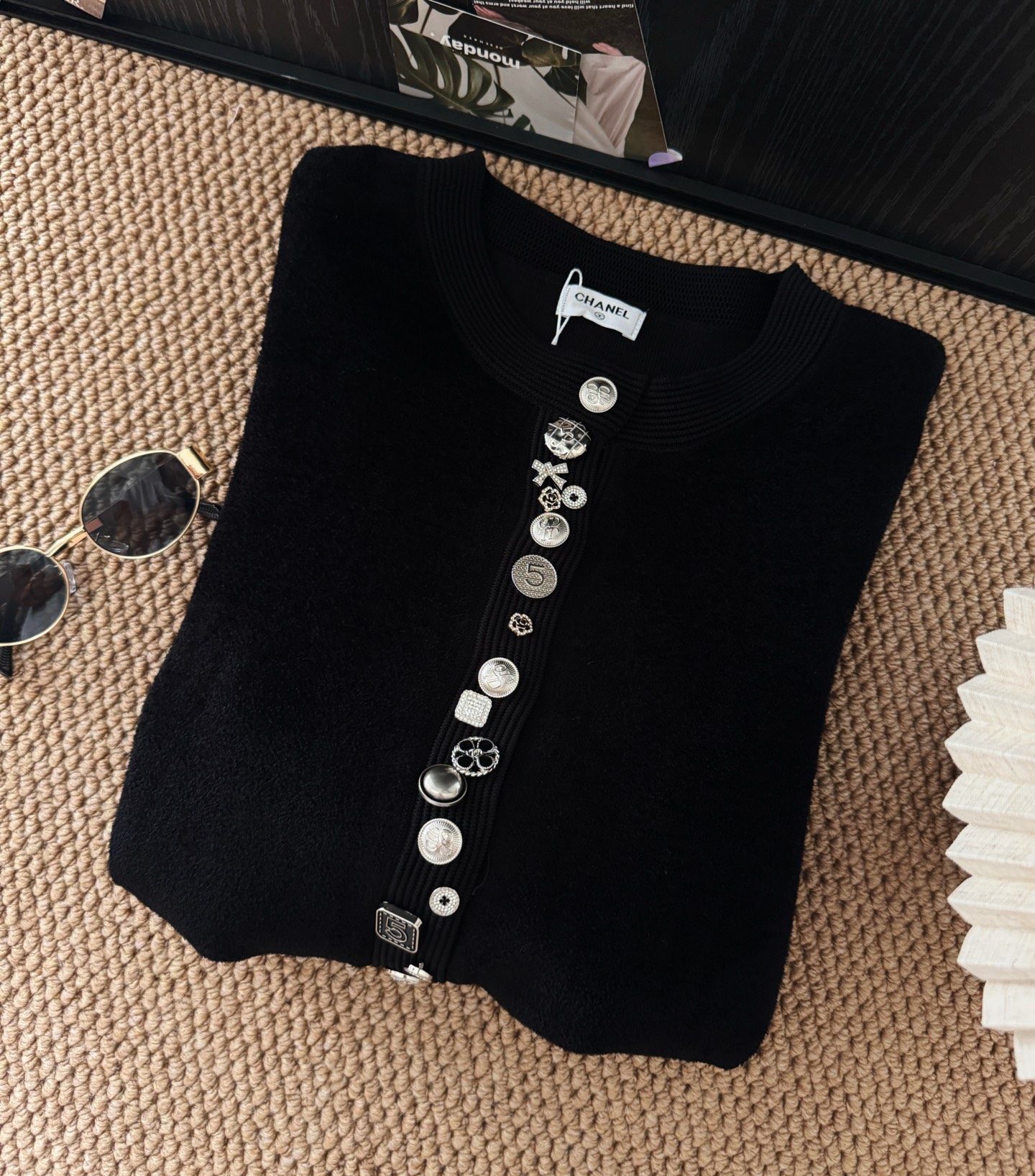 重工纽扣针织短款长袖开衫，优雅的直筒版型，胖瘦通吃，短款衣长穿起来显瘦高挑，上身不挑人完全不压个子！时髦