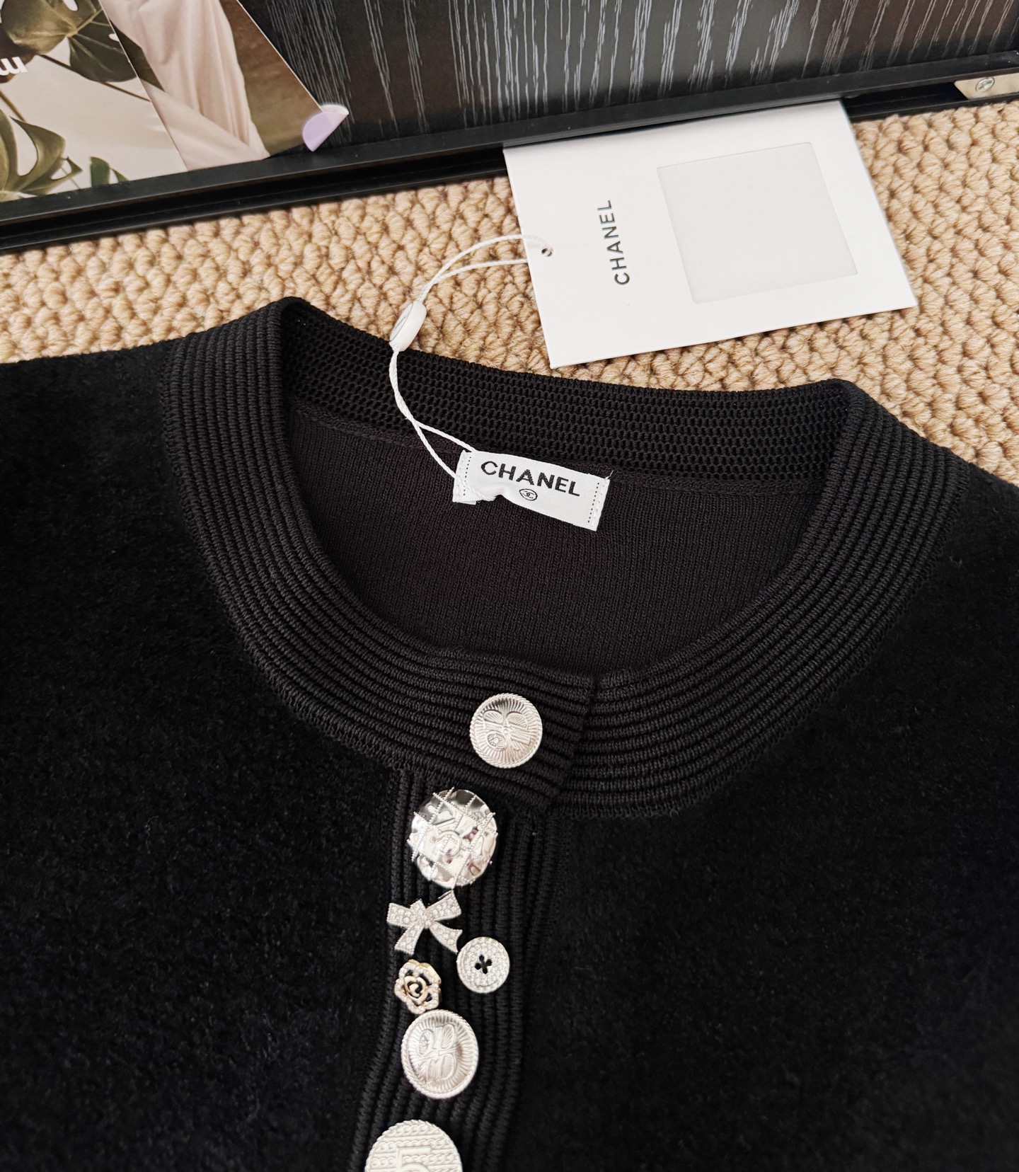 重工纽扣针织短款长袖开衫，优雅的直筒版型，胖瘦通吃，短款衣长穿起来显瘦高挑，上身不挑人完全不压个子！时髦