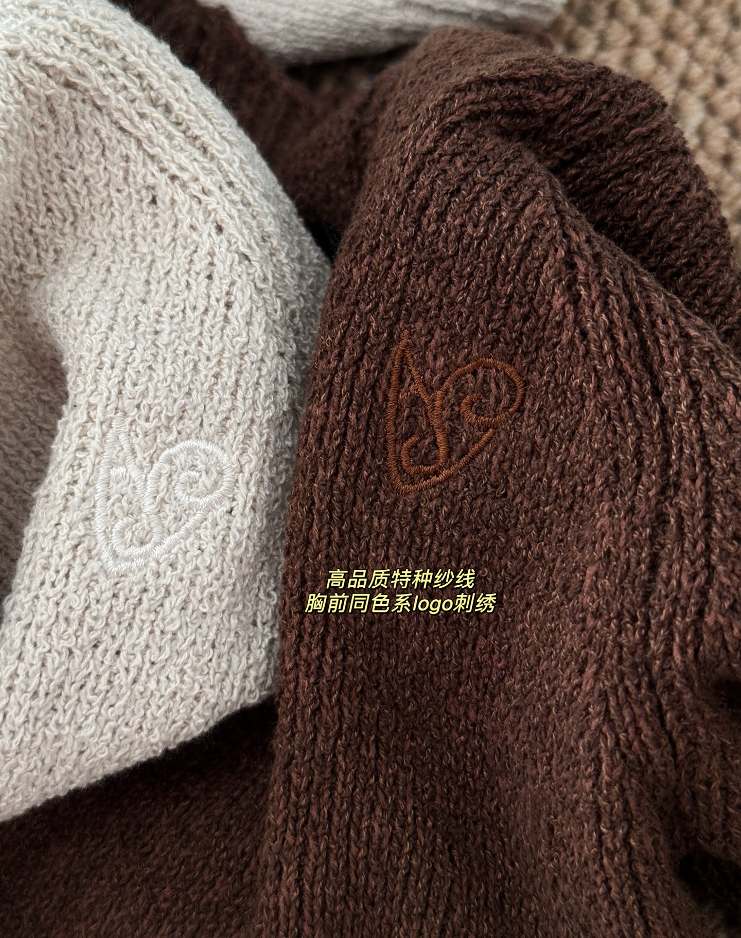 ▪️颜色：咖色/灰白色被超多明星种草的小众品牌，有品味又比较简约，短款修身版型，可甜可辣，轻松增加时髦感