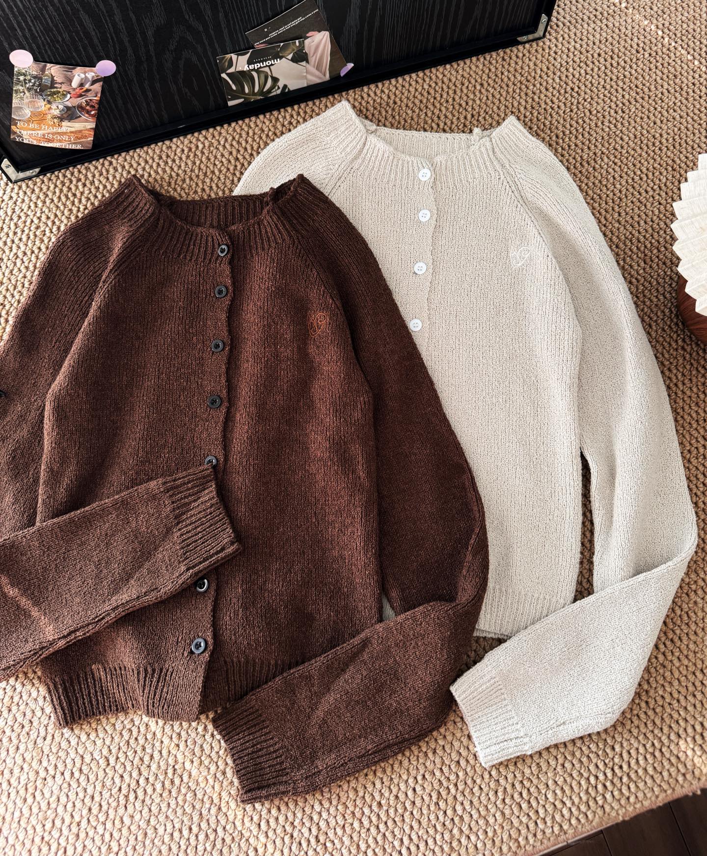 ▪️颜色：咖色/灰白色被超多明星种草的小众品牌，有品味又比较简约，短款修身版型，可甜可辣，轻松增加时髦感