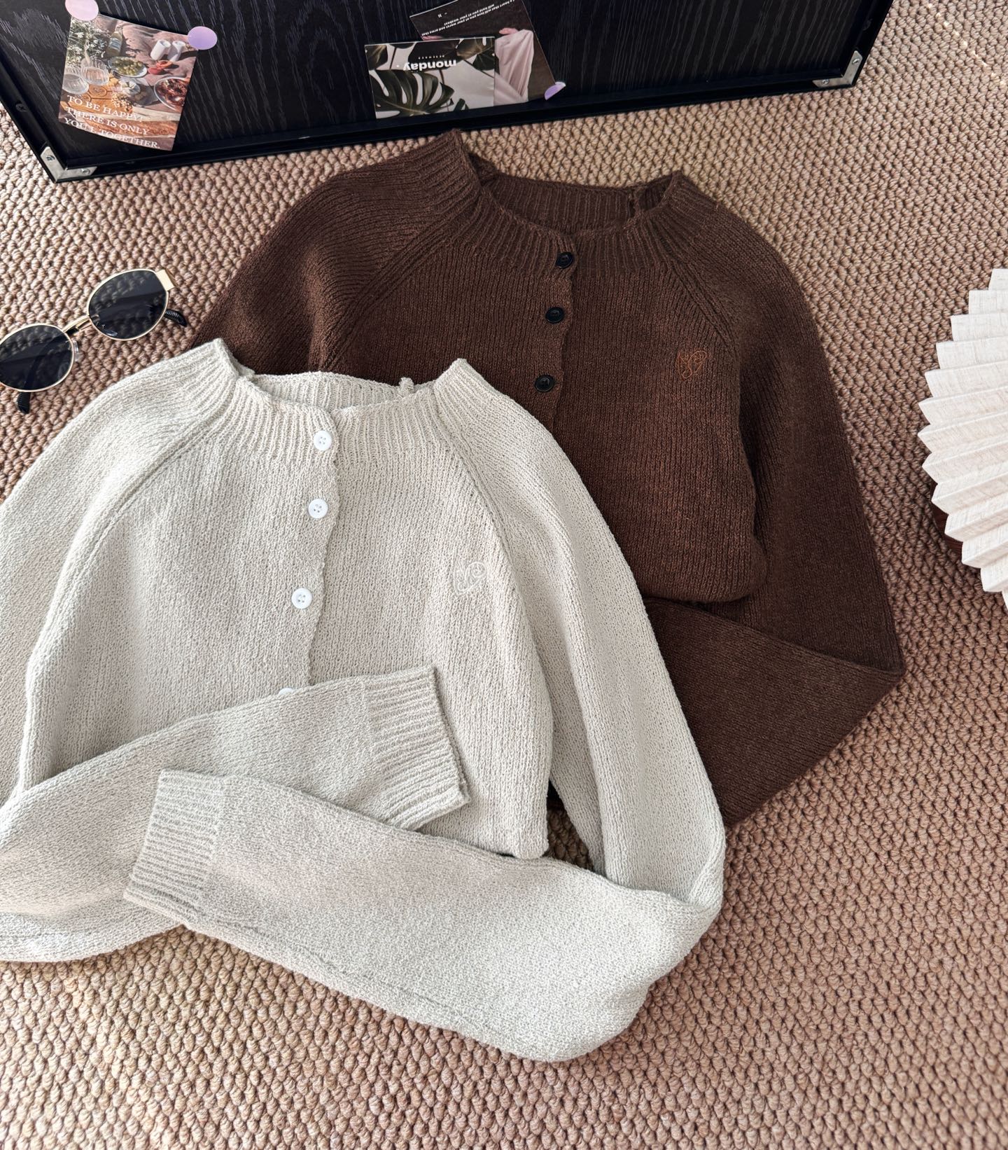 ▪️颜色：咖色/灰白色被超多明星种草的小众品牌，有品味又比较简约，短款修身版型，可甜可辣，轻松增加时髦感