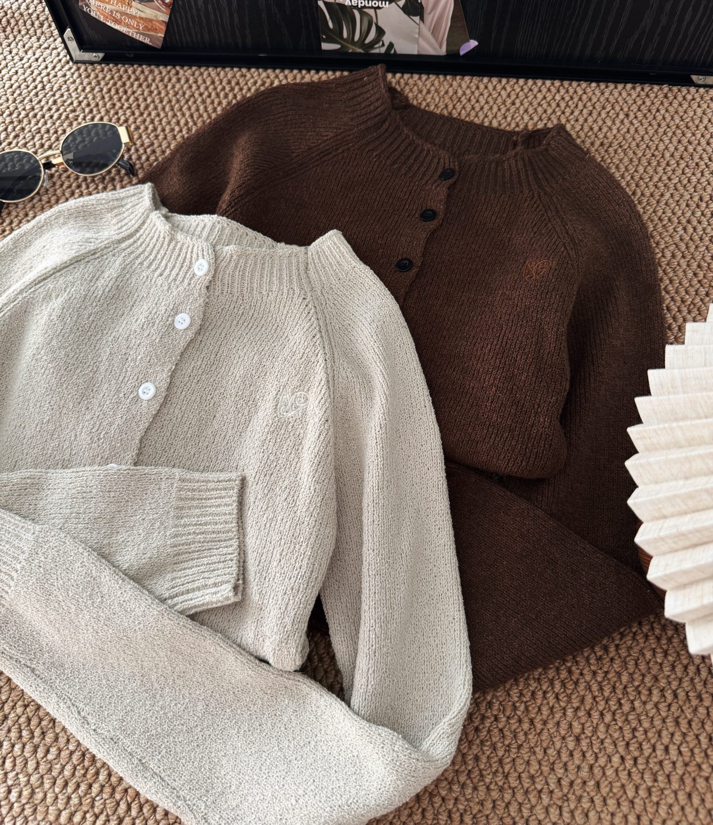 ▪️颜色：咖色/灰白色被超多明星种草的小众品牌，有品味又比较简约，短款修身版型，可甜可辣，轻松增加时髦感