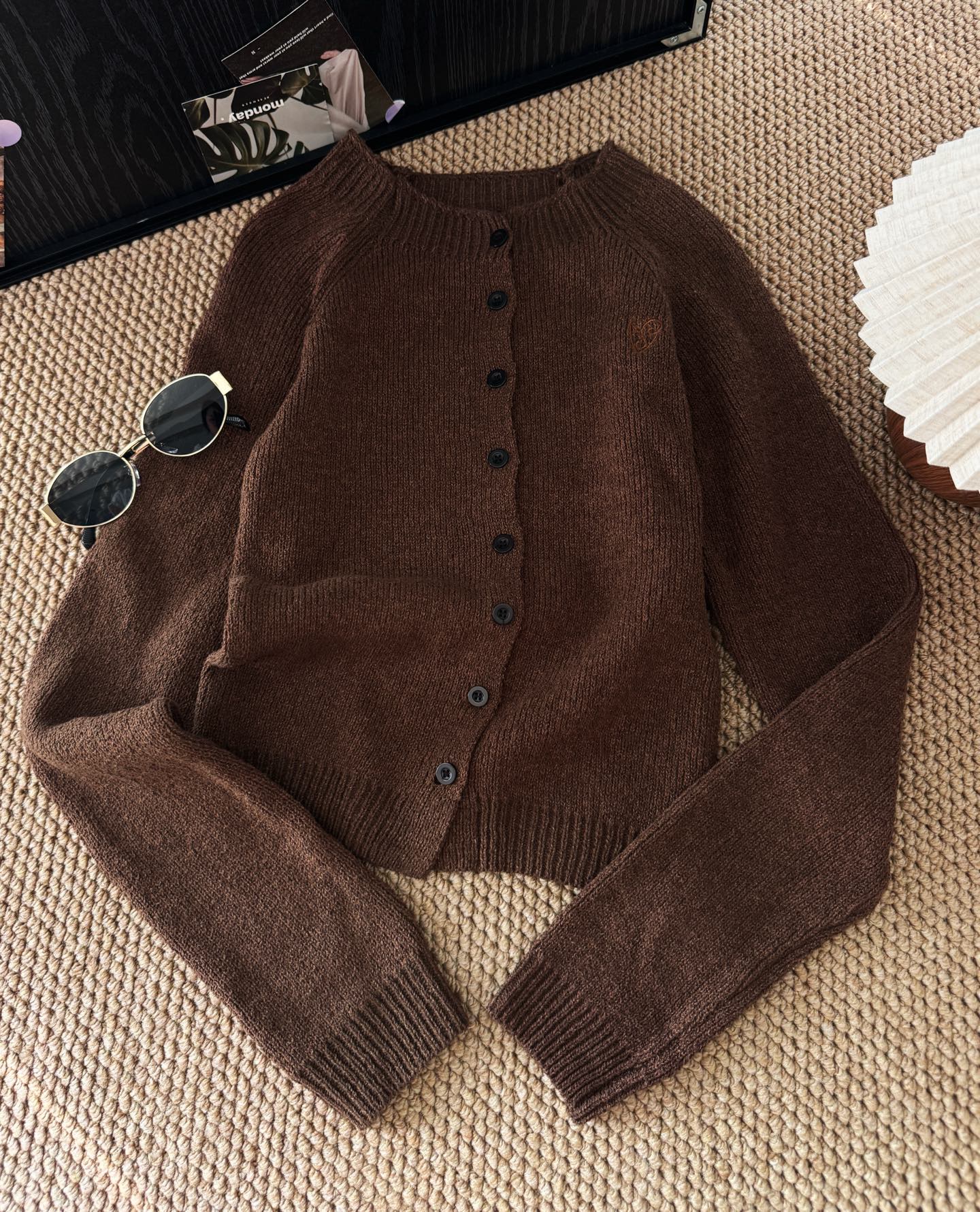 ▪️颜色：咖色/灰白色被超多明星种草的小众品牌，有品味又比较简约，短款修身版型，可甜可辣，轻松增加时髦感