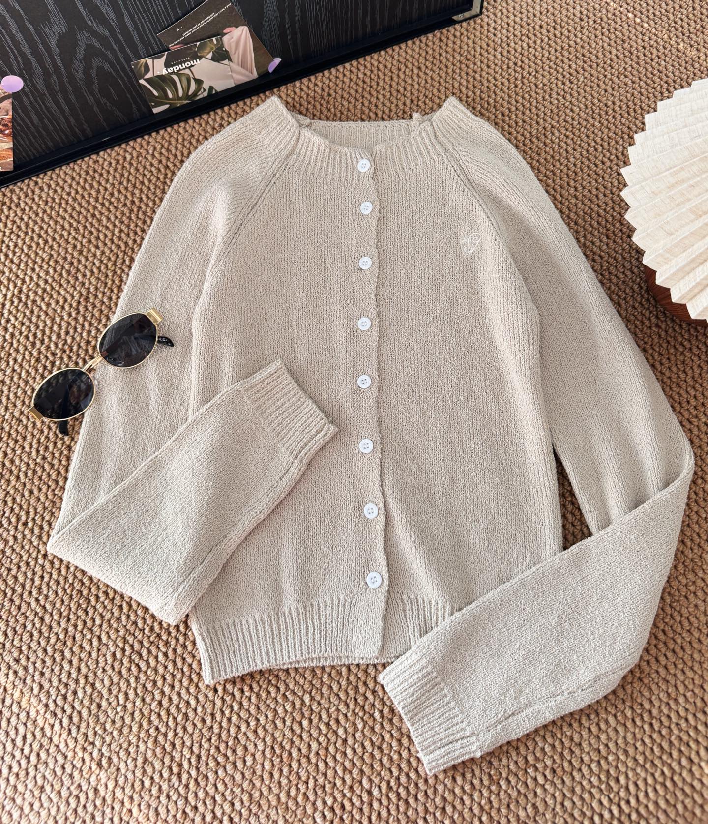 ▪️颜色：咖色/灰白色被超多明星种草的小众品牌，有品味又比较简约，短款修身版型，可甜可辣，轻松增加时髦感