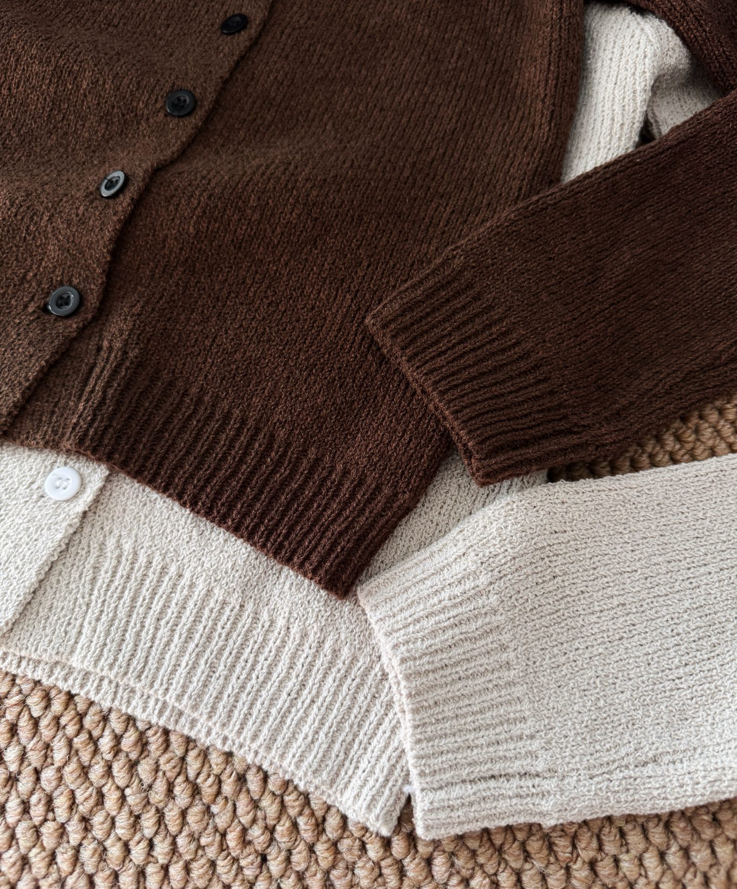 ▪️颜色：咖色/灰白色被超多明星种草的小众品牌，有品味又比较简约，短款修身版型，可甜可辣，轻松增加时髦感