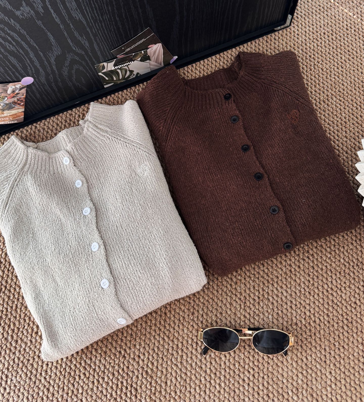 ▪️颜色：咖色/灰白色被超多明星种草的小众品牌，有品味又比较简约，短款修身版型，可甜可辣，轻松增加时髦感