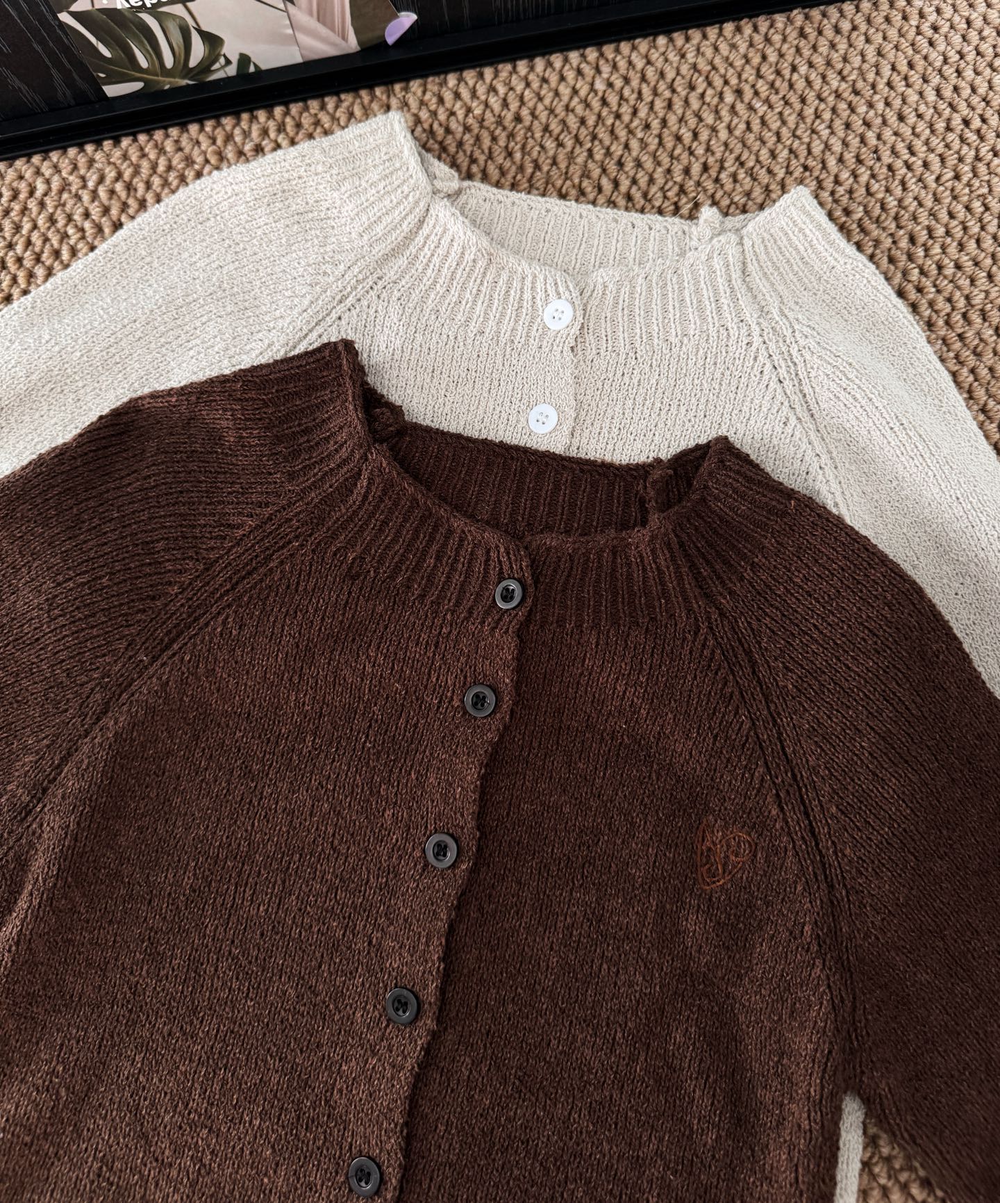 ▪️颜色：咖色/灰白色被超多明星种草的小众品牌，有品味又比较简约，短款修身版型，可甜可辣，轻松增加时髦感