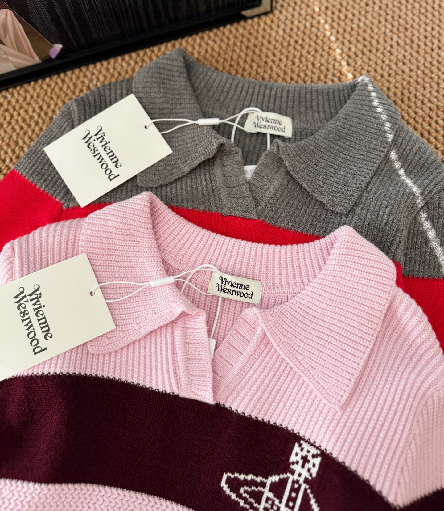 ▪️颜色：粉条纹/红条纹薇薇安新款条纹毛衣到货喽，超美彩虹针织v领衫，秋日氛围感 ，西太后、好温柔的毛衣