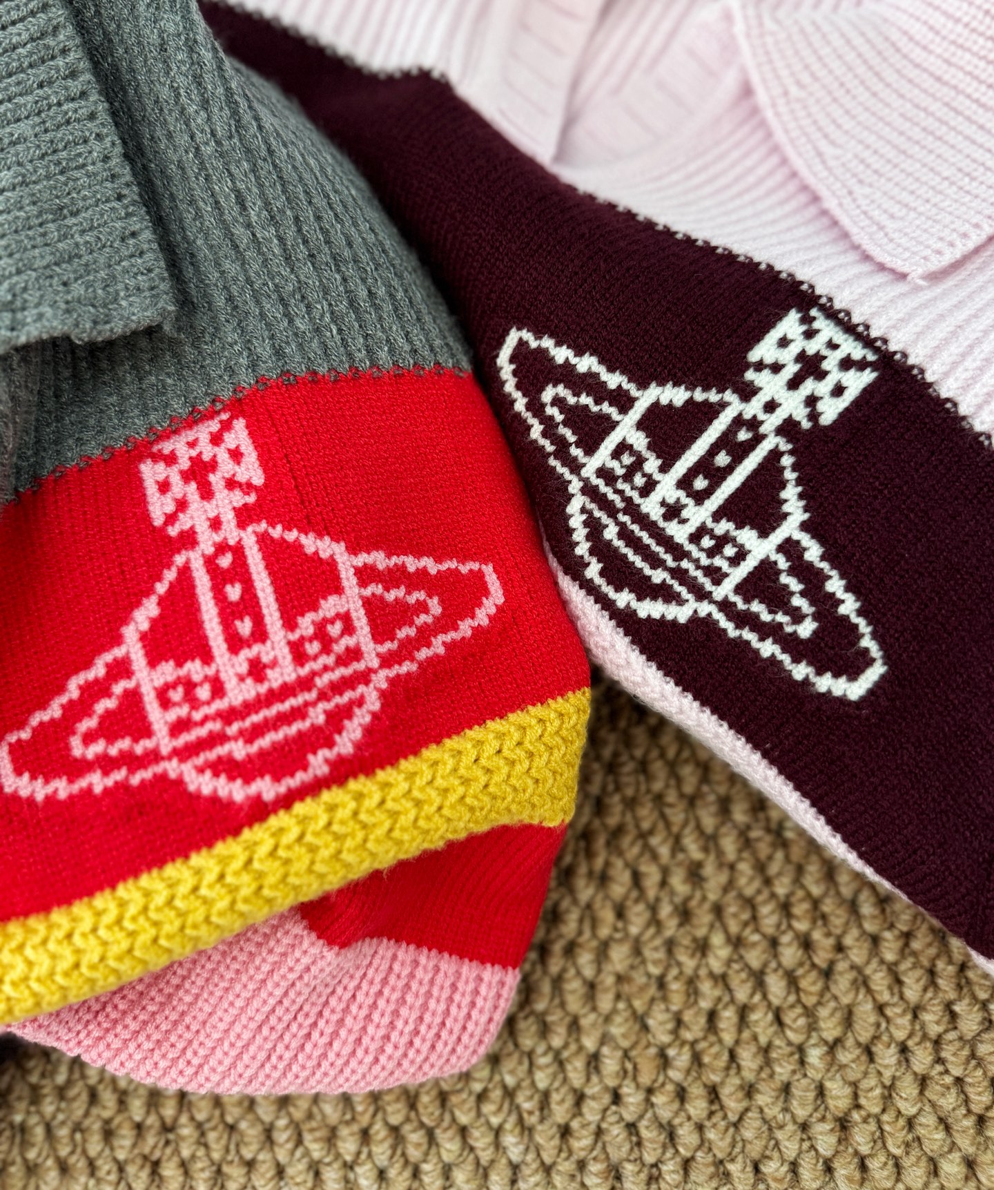 ▪️颜色：粉条纹/红条纹薇薇安新款条纹毛衣到货喽，超美彩虹针织v领衫，秋日氛围感 ，西太后、好温柔的毛衣