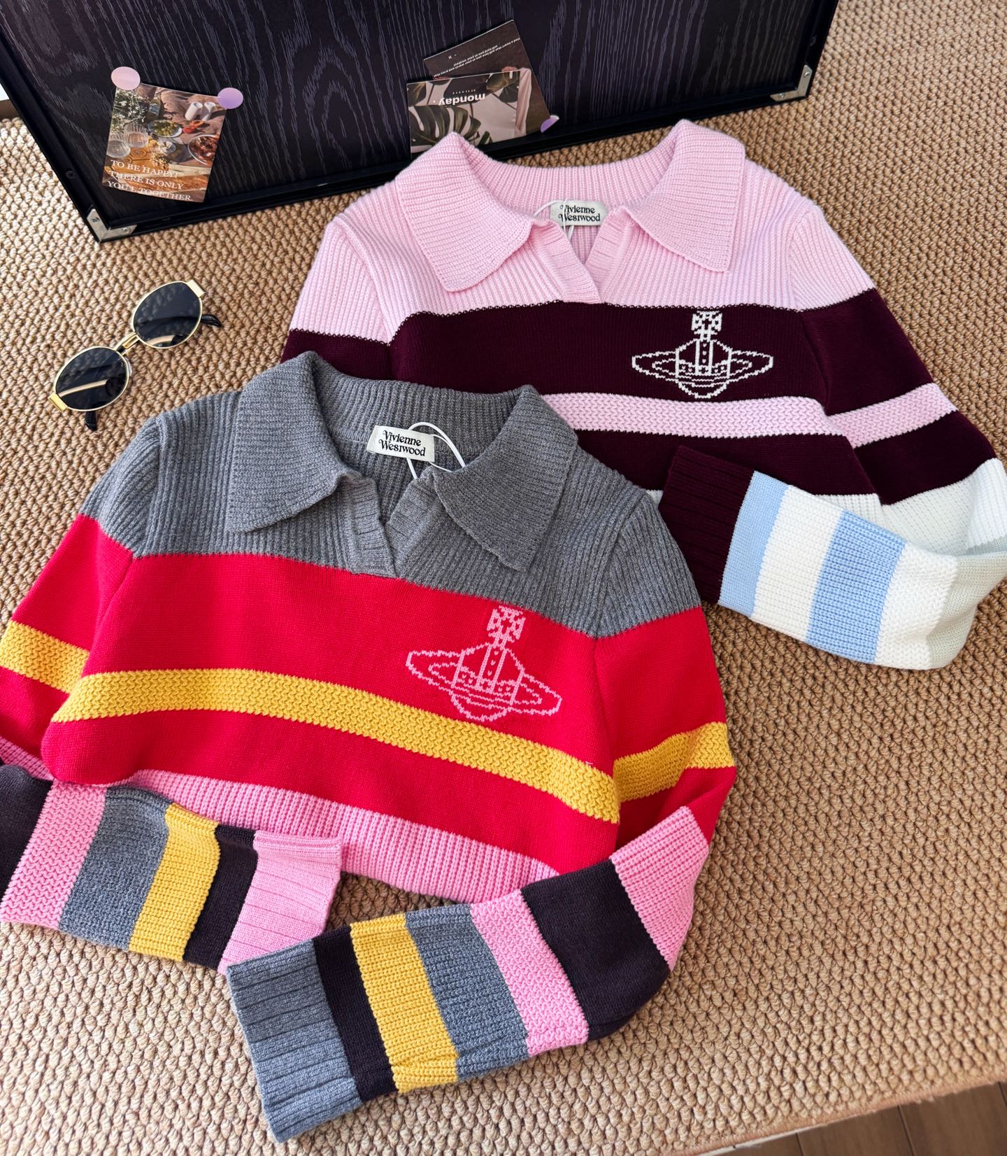 ▪️颜色：粉条纹/红条纹薇薇安新款条纹毛衣到货喽，超美彩虹针织v领衫，秋日氛围感 ，西太后、好温柔的毛衣