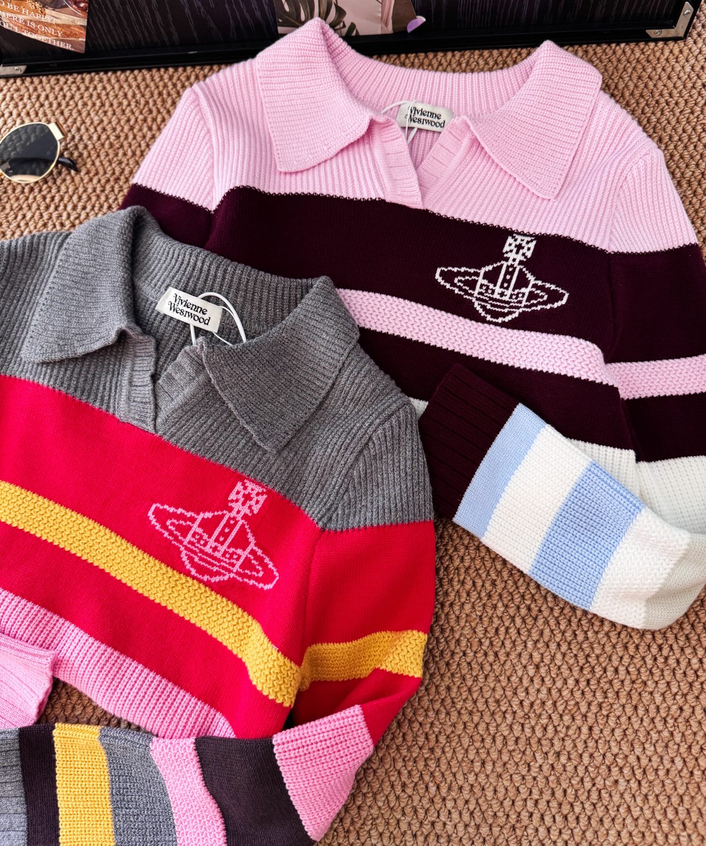 ▪️颜色：粉条纹/红条纹薇薇安新款条纹毛衣到货喽，超美彩虹针织v领衫，秋日氛围感 ，西太后、好温柔的毛衣