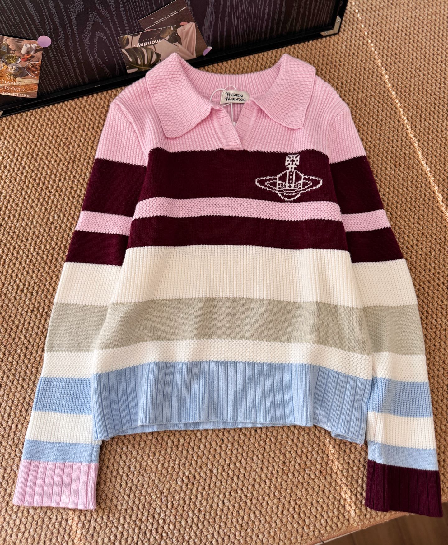 ▪️颜色：粉条纹/红条纹薇薇安新款条纹毛衣到货喽，超美彩虹针织v领衫，秋日氛围感 ，西太后、好温柔的毛衣